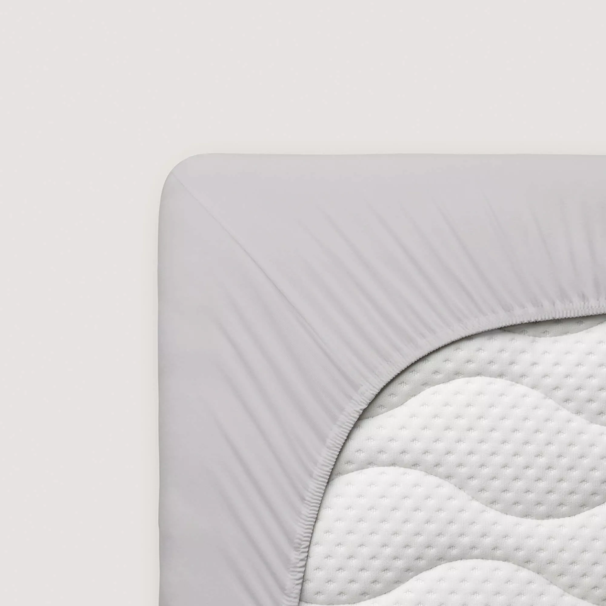 Spannbettlaken Pure Boxspring von Schlafgut in Farbe grey light aus 95% Bio-Baumwolle und 5% Elasthan auf Matratze
