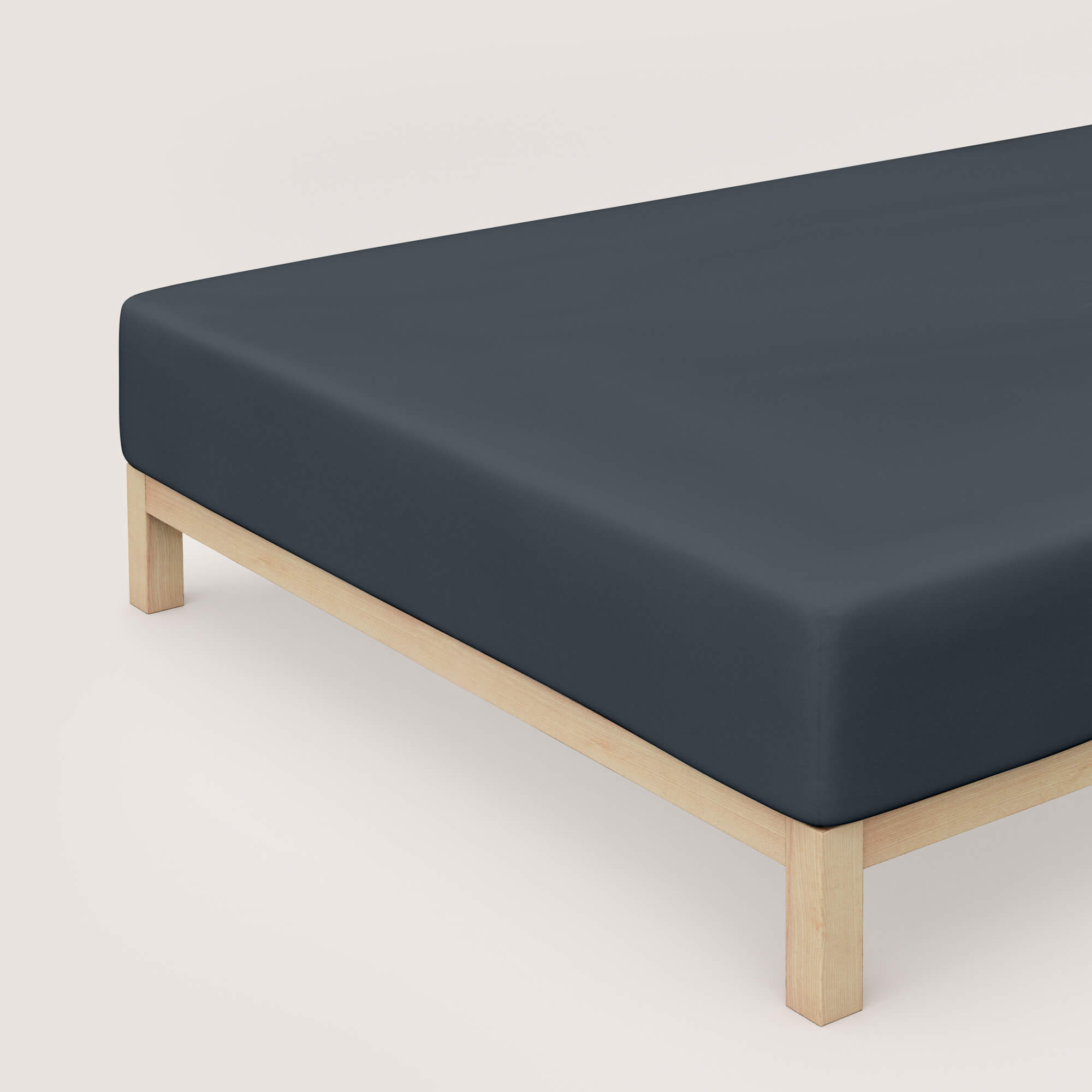 Spannbettlaken Pure Boxspring grey deep auf Bett Spannbettlaken Pure Boxspring von Schlafgut in Farbe grey deep aus 95% Bio-Baumwolle und 5% Elasthan auf Bett in Vogelperspektive