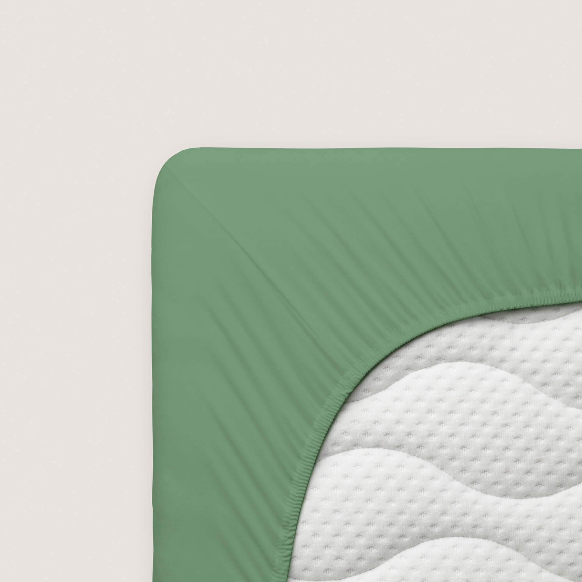 Spannbettlaken Casual von Schlafgut in Farbe green mid aus 100% Bio-Baumwolle auf Matratze