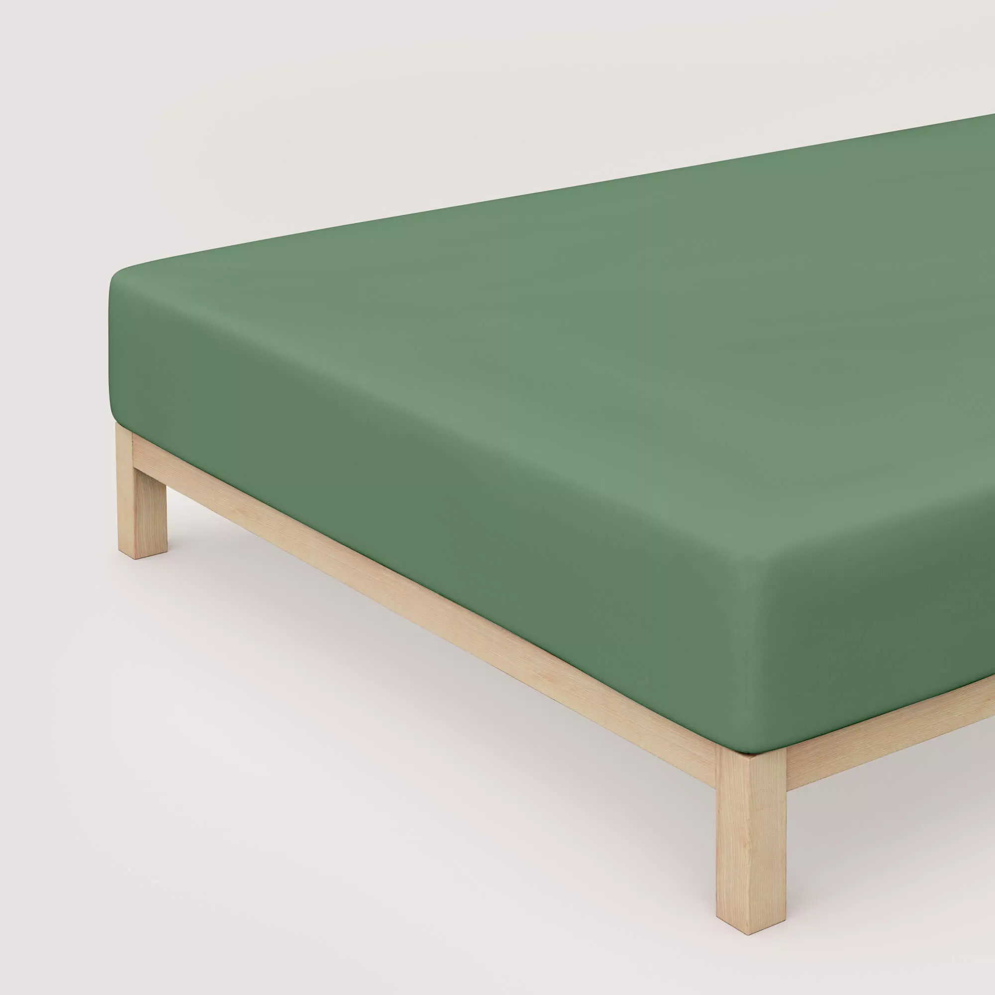 Spannbettlaken Pure Boxspring von Schlafgut in Farbe green mid aus 95% Bio-Baumwolle und 5% Elasthan auf Bett in Vogelperspektive