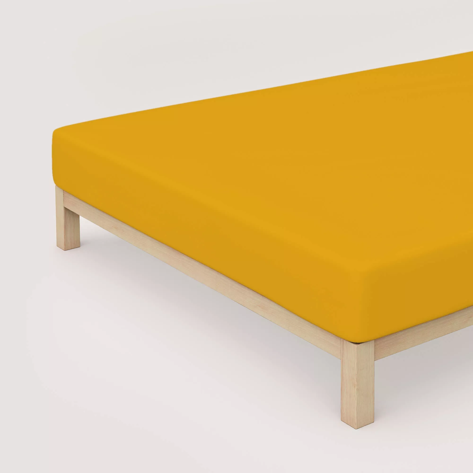 Spannbettlaken Premium von Schlafgut in Farbe yellow deep aus 95% Bio-Baumwolle und 5% Elasthan auf Bett in Vogelperspektive