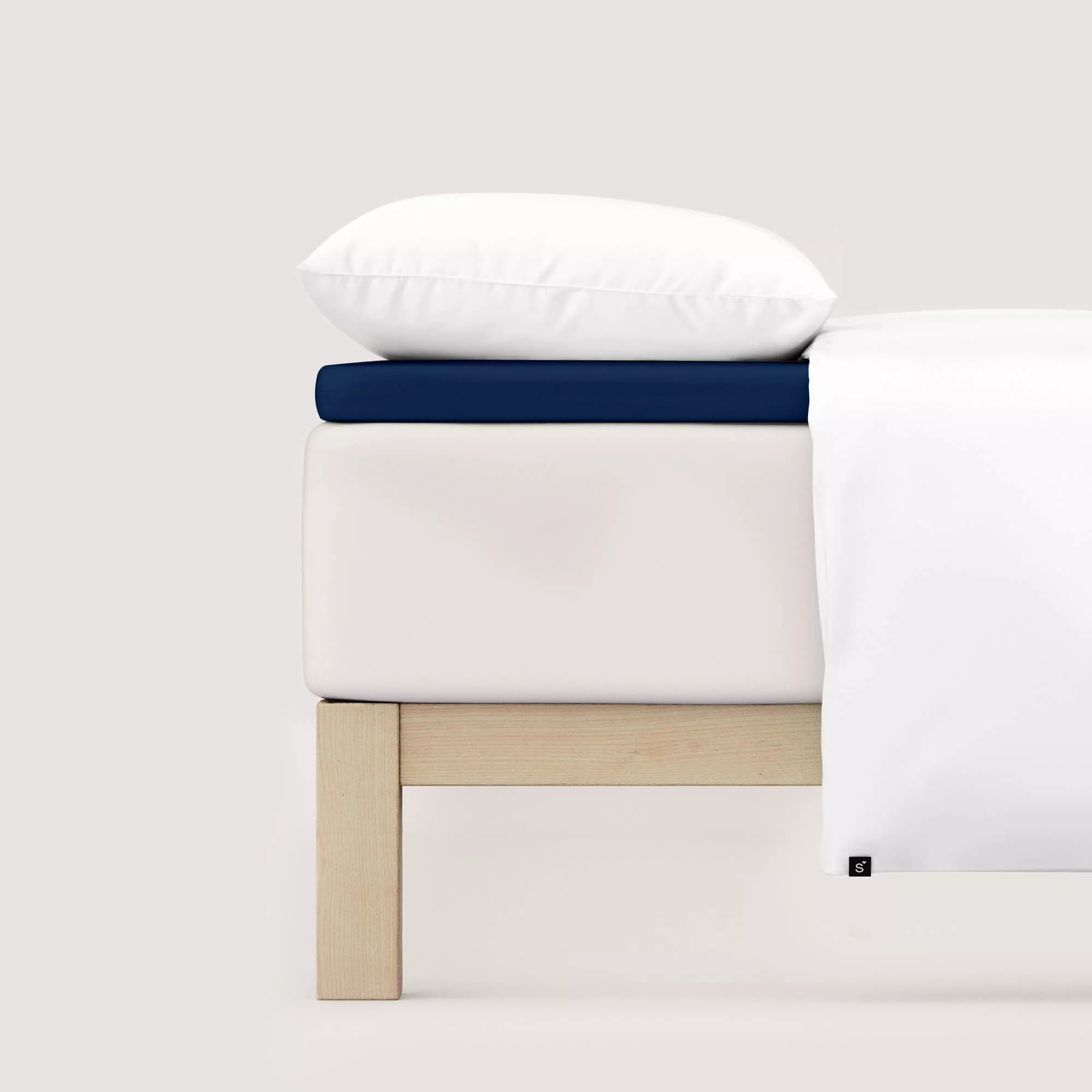 Spannbettlaken Pure Topper von Schlafgut in Farbe blue deep aus 95% Bio-Baumwolle und 5% Elasthan auf Bett seitlich