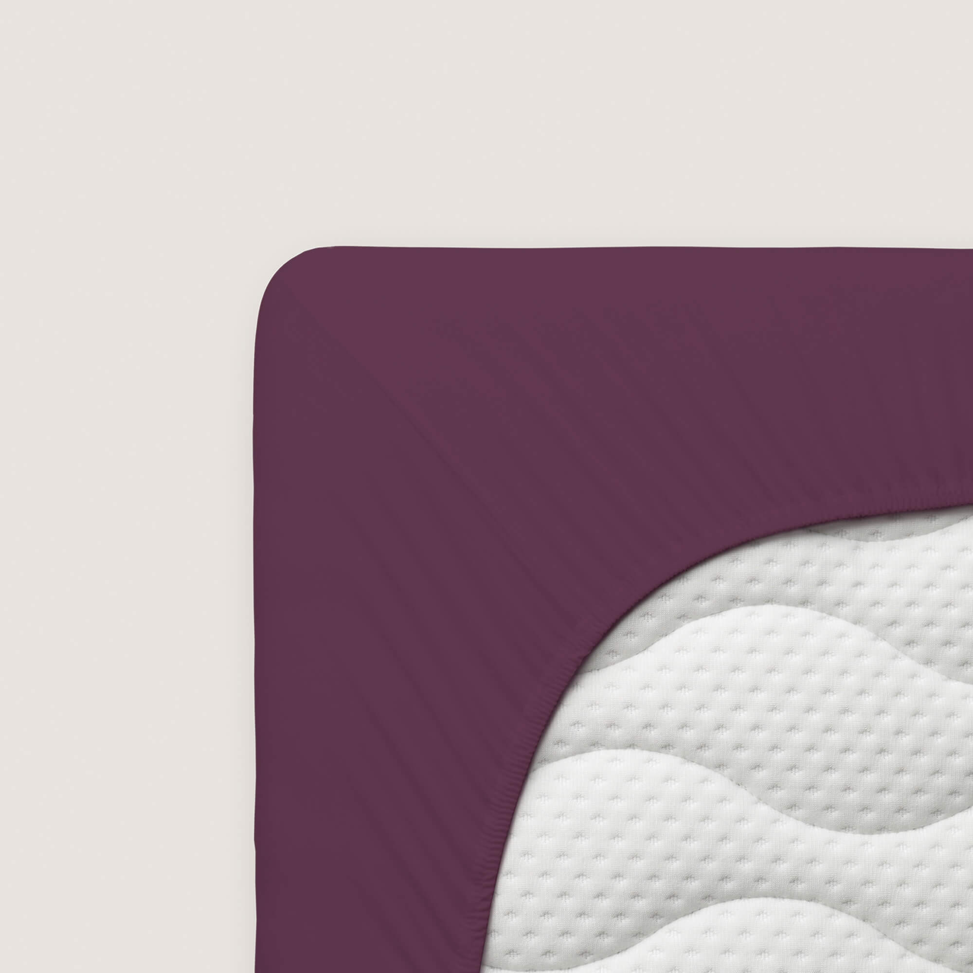 Spannbettlaken Pure Boxspring von Schlafgut in Farbe purple deep aus 95% Bio-Baumwolle und 5% Elasthan auf Matratze