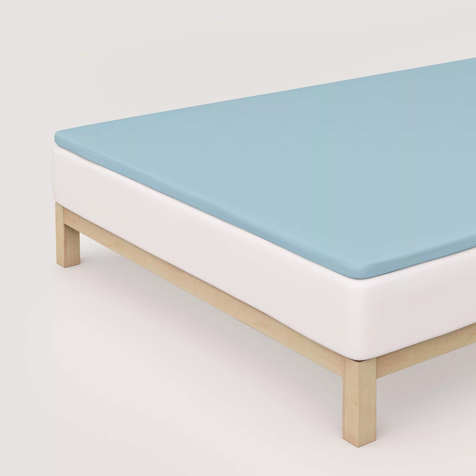 Spannbettlaken Pure Topper von Schlafgut in Farbe blue light aus 95% Bio-Baumwolle und 5% Elasthan auf Bett in Vogelperspektive