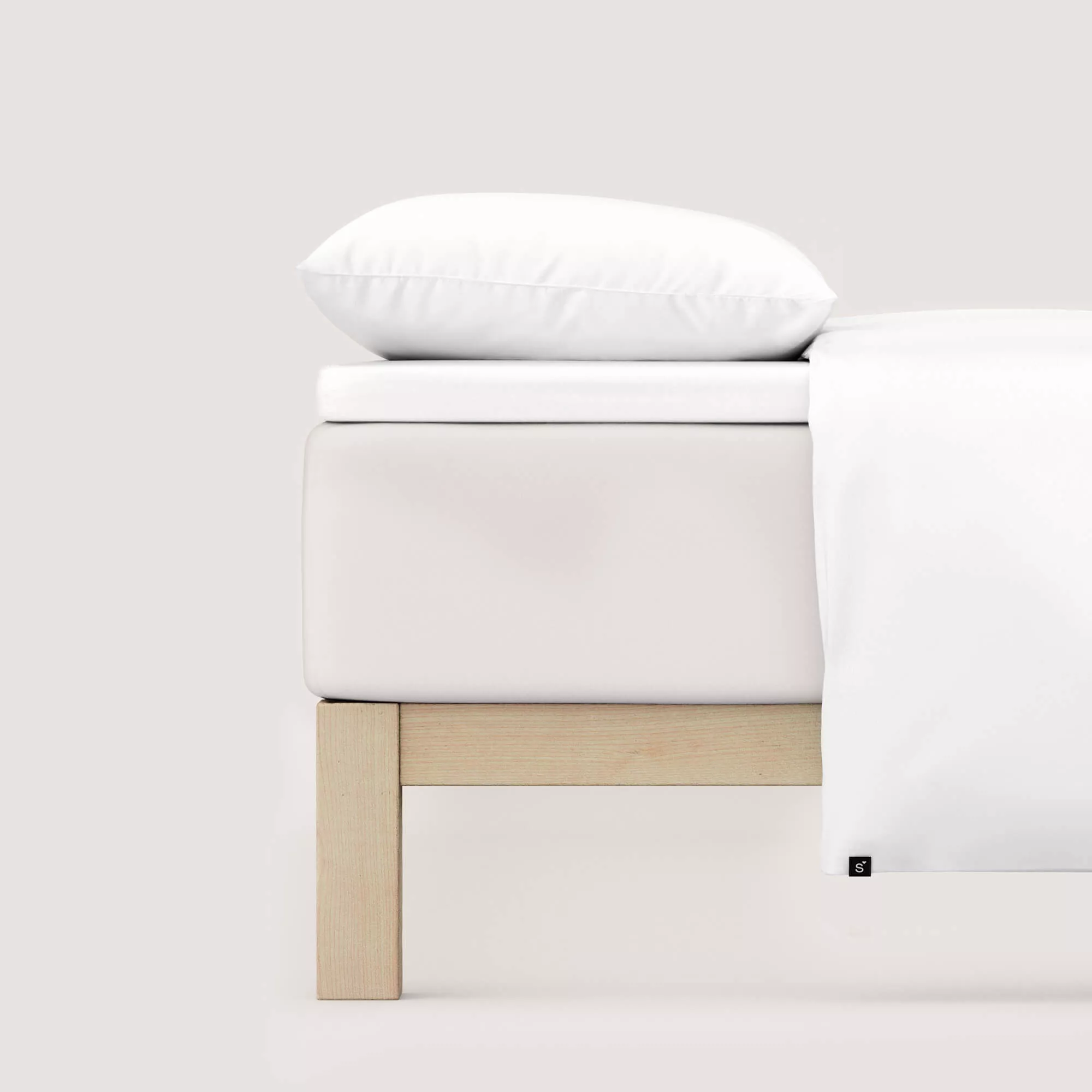 Spannbettlaken Pure Topper von Schlafgut in Farbe full-white aus 95% Bio-Baumwolle und 5% Elasthan auf Bett seitlich