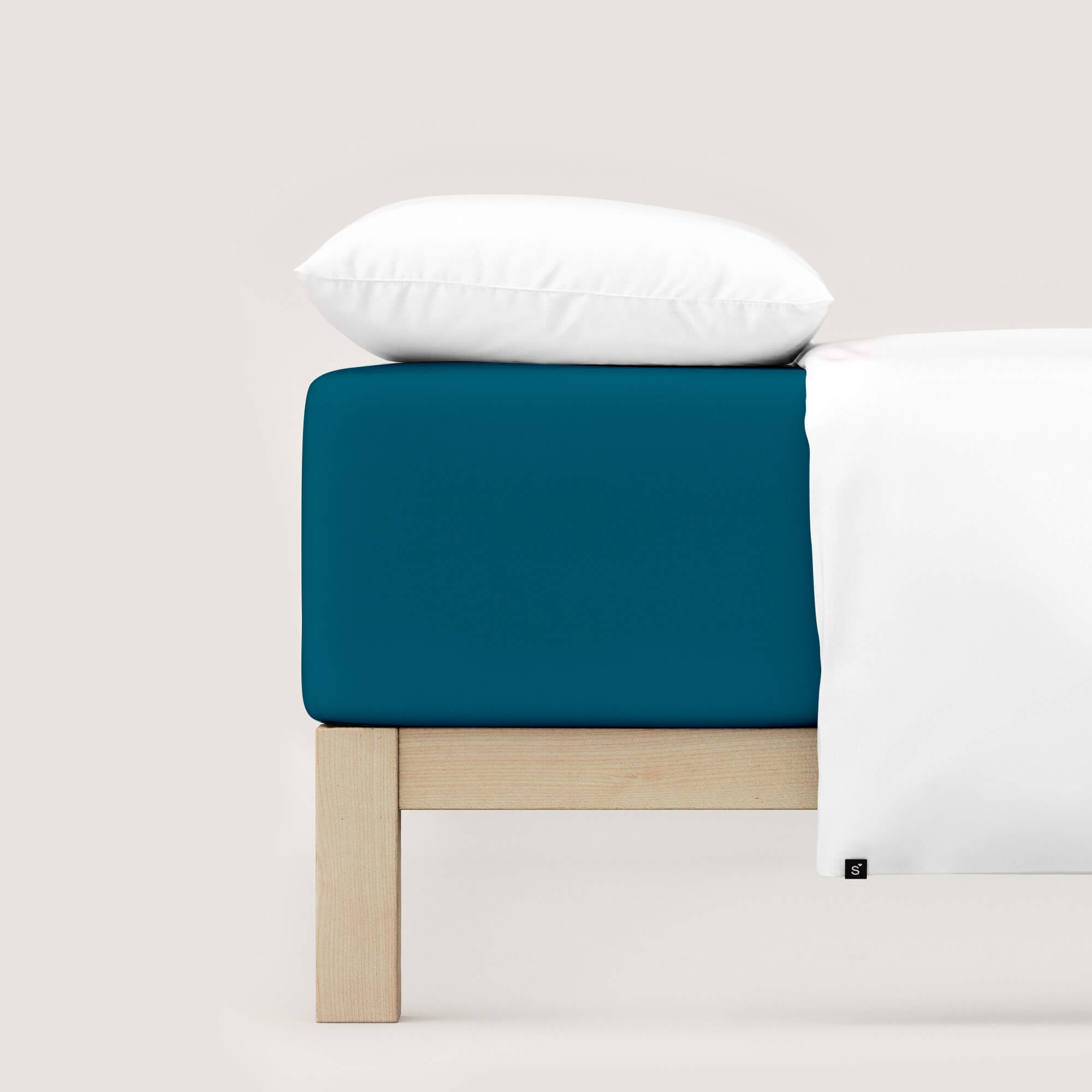 Spannbettlaken Pure Boxspring von Schlafgut in Farbe petrol deep aus 95% Bio-Baumwolle und 5% Elasthan auf Bett seitlich