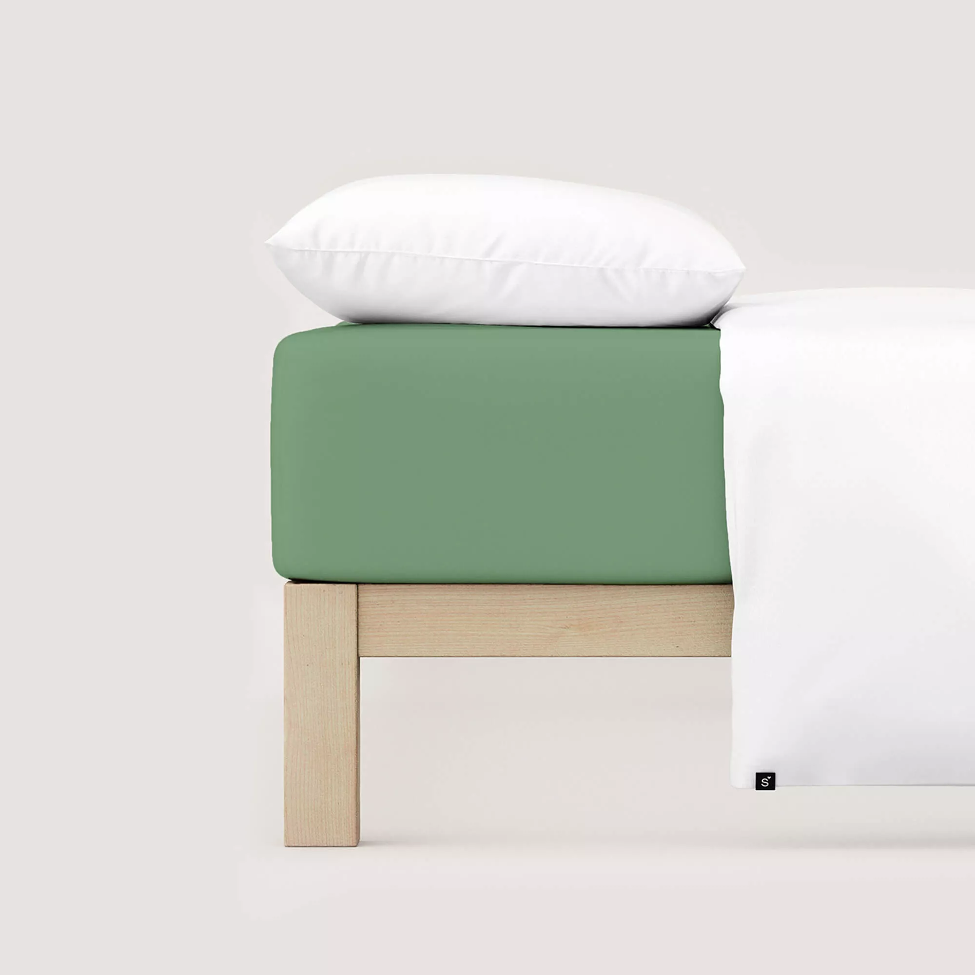 Spannbettlaken Premium von Schlafgut in Farbe green mid aus 95% Bio-Baumwolle und 5% Elasthan auf Bett seitlich