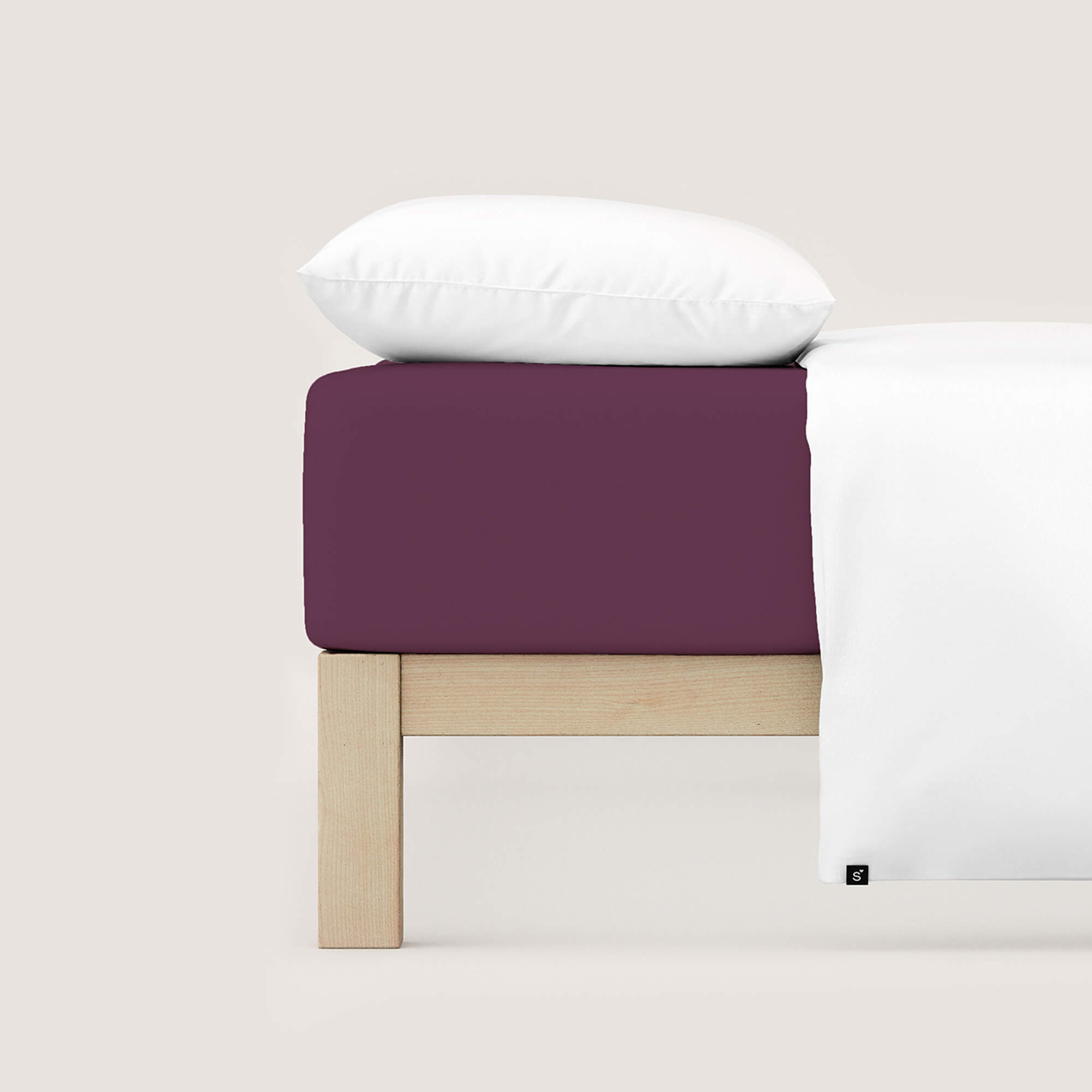 Spannbettlaken Pure purple deep auf Bett Spannbettlaken Pure von Schlafgut in Farbe purple deep aus 95% Bio-Baumwolle und 5% Elasthan auf Bett mit Kissen und Decke