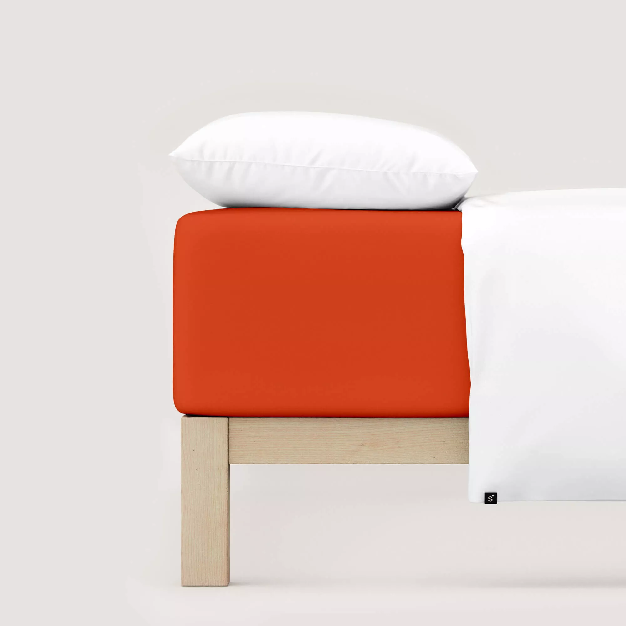 Spannbettlaken Pure Boxspring von Schlafgut in Farbe red mid aus 95% Bio-Baumwolle und 5% Elasthan auf Bett mit Kissen und Decke