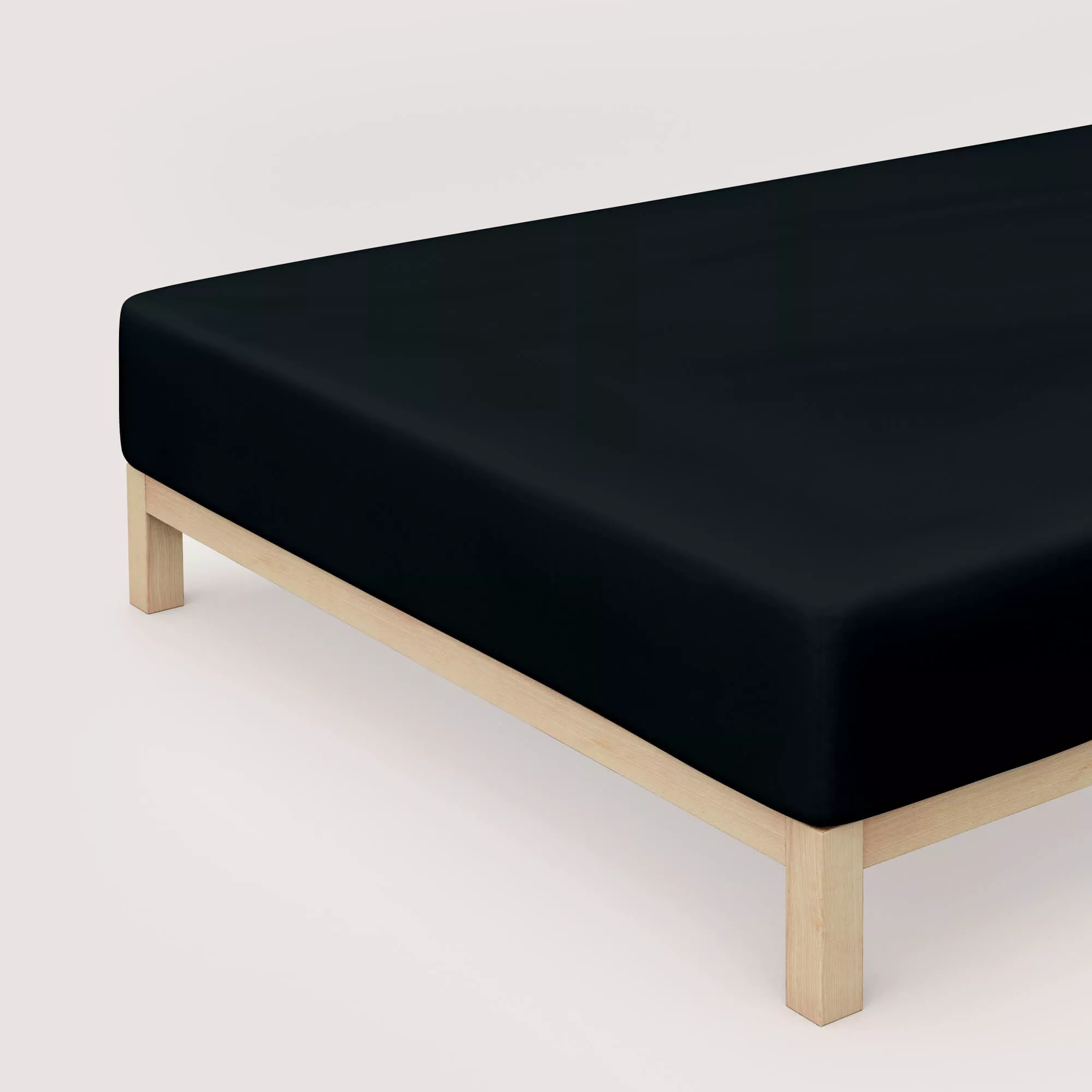 Spannbettlaken Pure Boxspring von Schlafgut in Farbe off-black aus 95% Bio-Baumwolle und 5% Elasthan auf Bett in Vogelperspektive