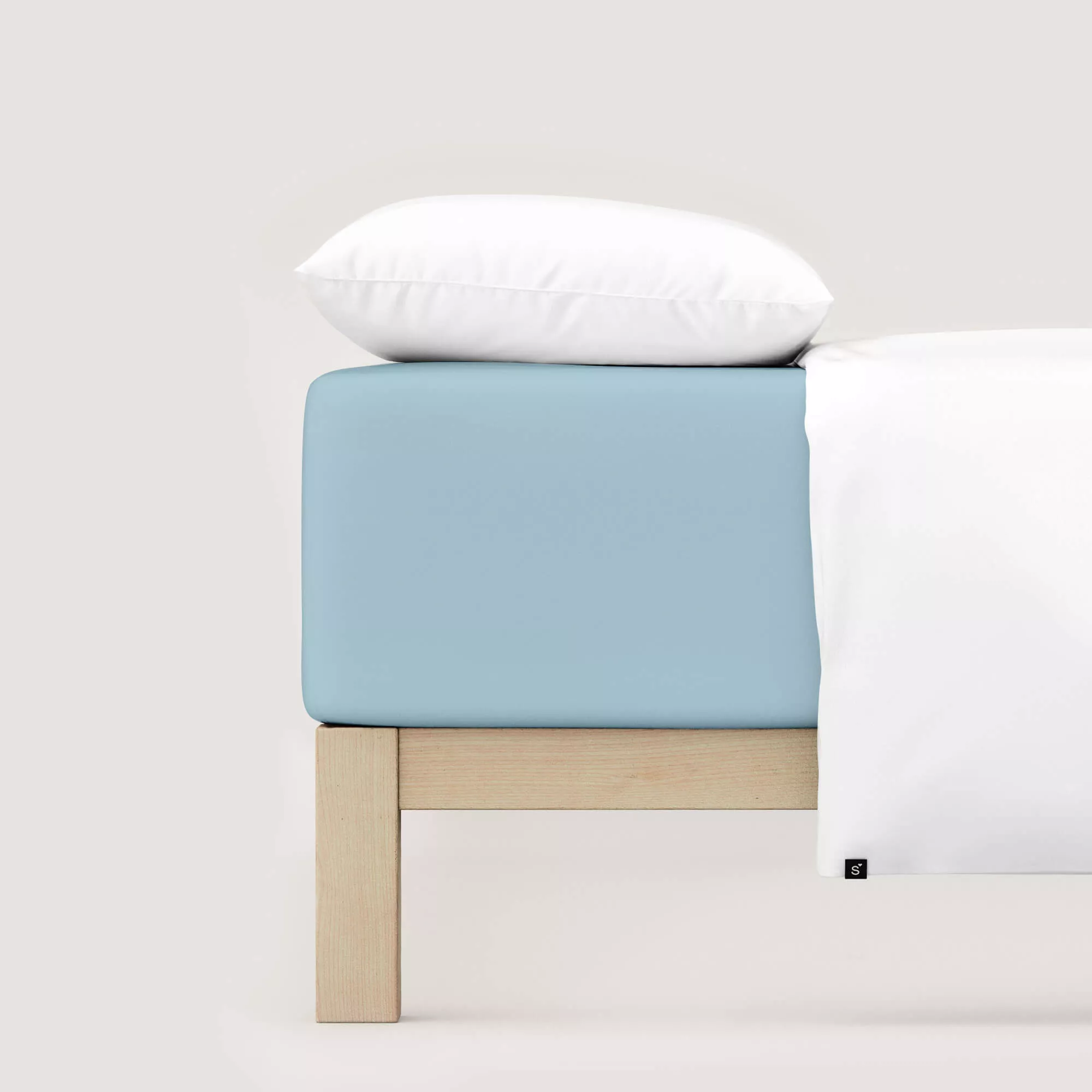 Spannbettlaken Pure Boxspring von Schlafgut in Farbe blue light aus 95% Bio-Baumwolle und 5% Elasthan auf Bett seitlich
