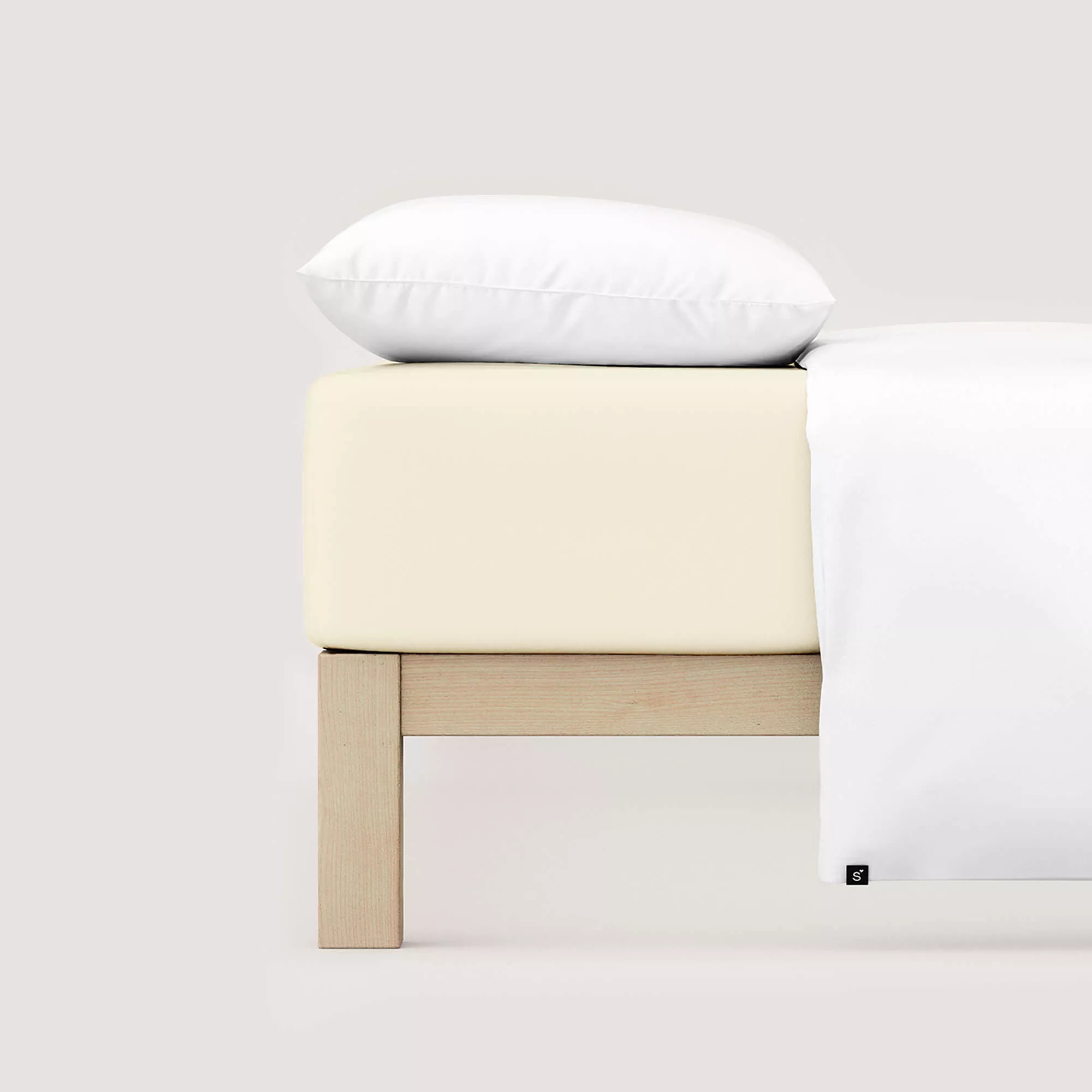 Spannbettlaken Casual von Schlafgut in Farbe yellow light aus 100% Bio-Baumwolle auf Bett mit Kissen und Decke