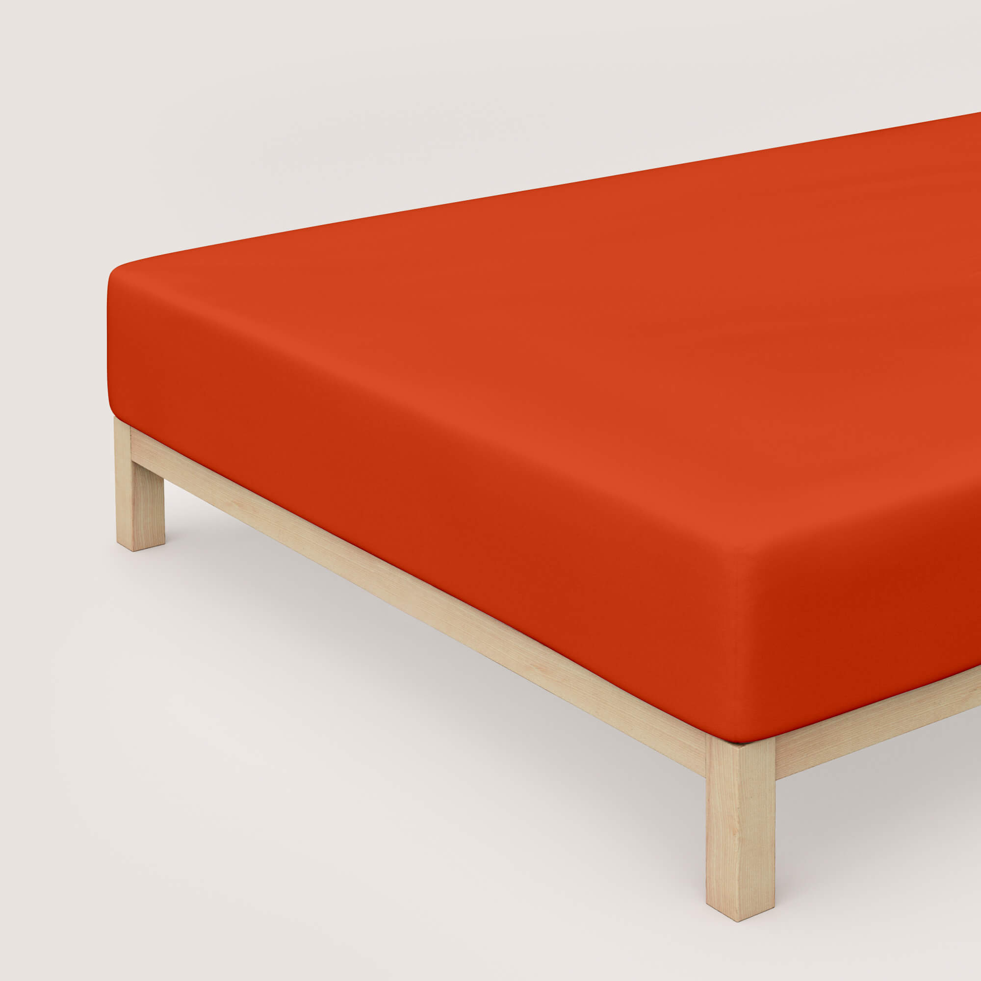 Spannbettlaken Pure Boxspring von Schlafgut in Farbe red mid aus 95% Bio-Baumwolle und 5% Elasthan auf Bett in Vogelperspektive