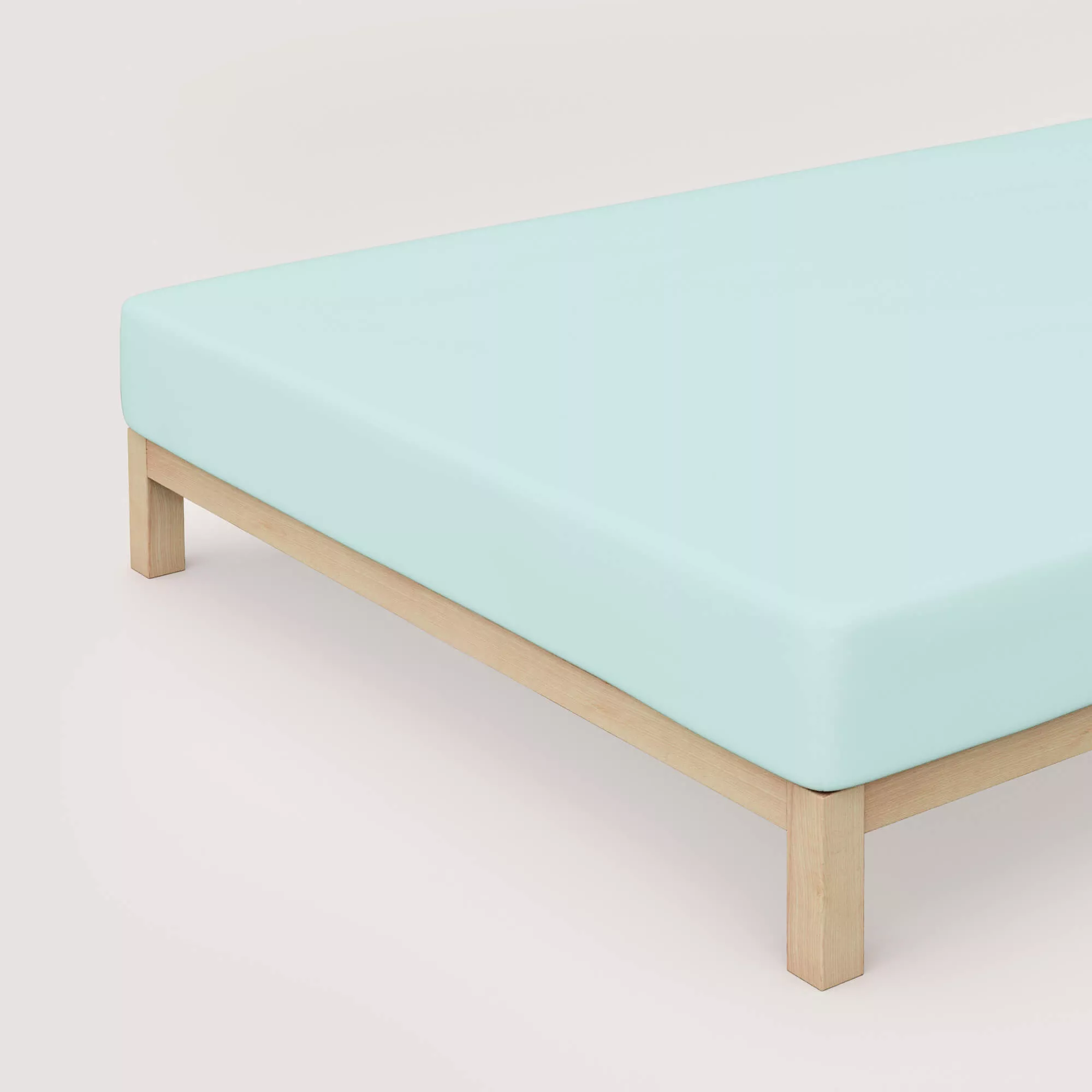 Spannbettlaken Casual von Schlafgut in Farbe petrol light aus 100% Bio-Baumwolle auf Bett in Vogelperspektive