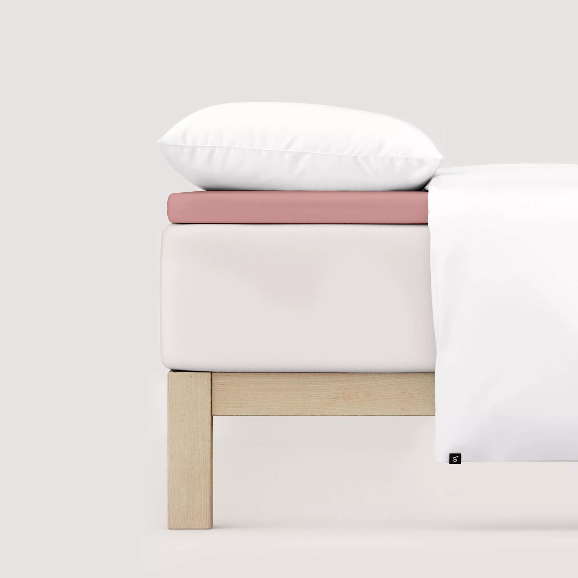 Spannbettlaken Pure Topper von Schlafgut in Farbe purple mid aus 95% Bio-Baumwolle und 5% Elasthan auf Bett seitlich