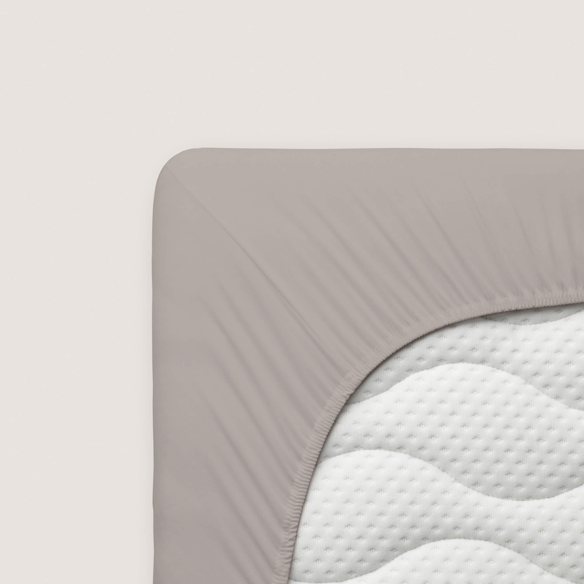 Spannbettlaken Pure Topper von Schlafgut in Farbe sand mid aus 95% Bio-Baumwolle und 5% Elasthan auf Matratze