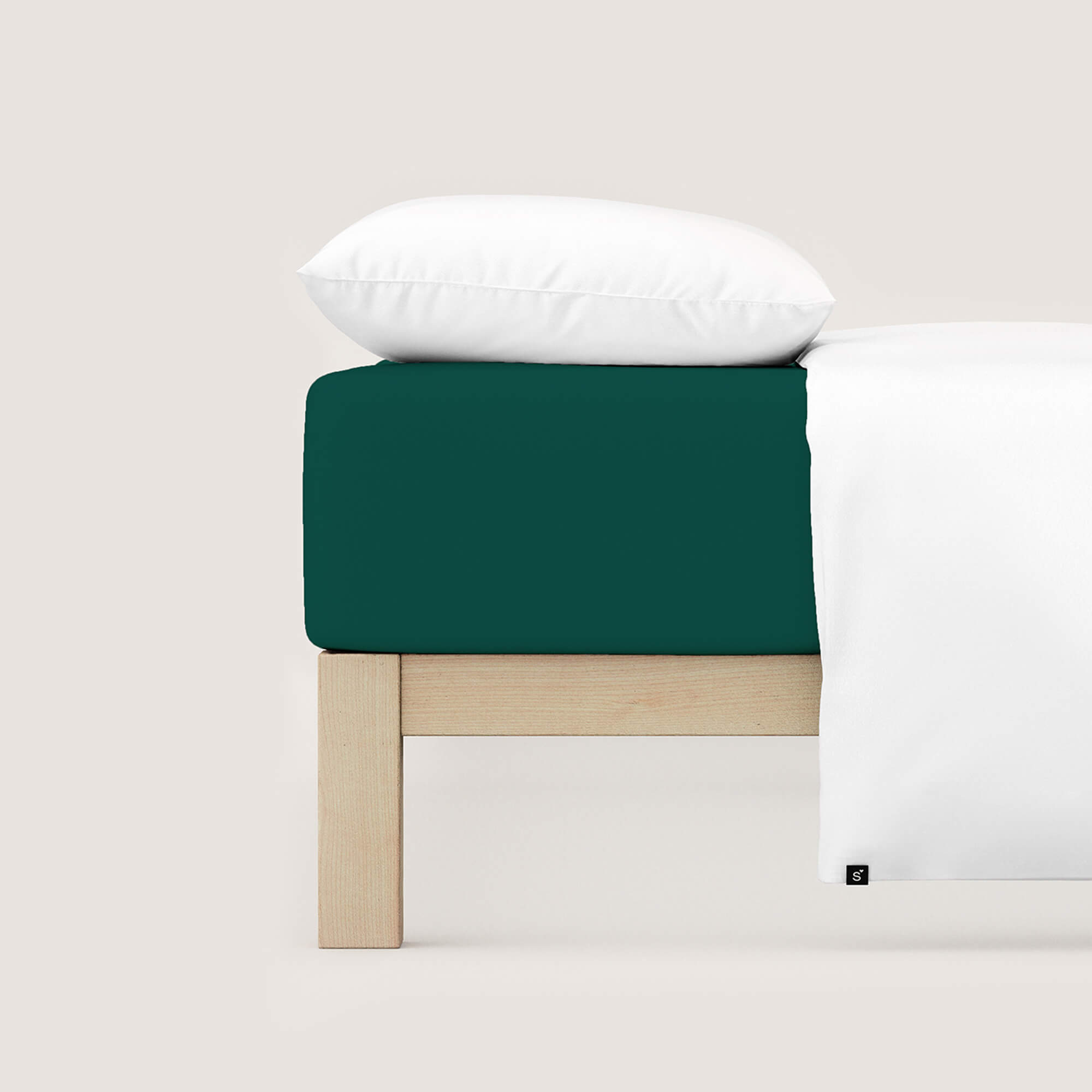 Spannbettlaken Casual green deep auf Bett Spannbettlaken Casual von Schlafgut in Farbe green deep aus 100% Bio-Baumwolle auf Bett mit Kissen und Decke