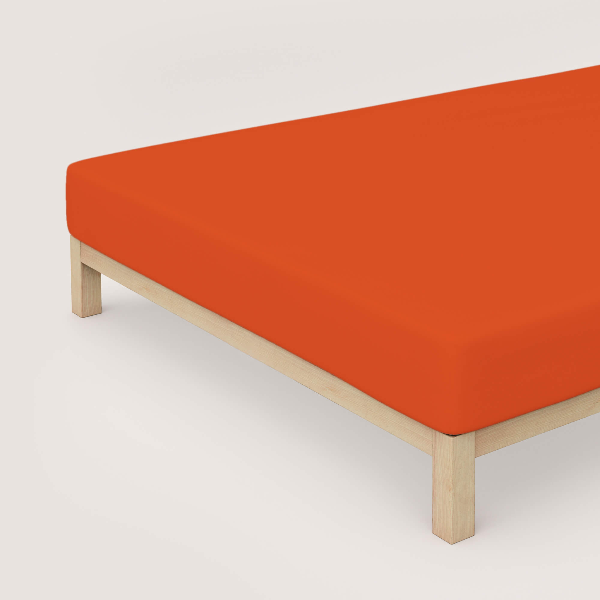 Spannbettlaken Premium red mid auf Bett Spannbettlaken Premium von Schlafgut in Farbe red mid aus 95% Bio-Baumwolle und 5% Elasthan auf Bett in Vogelperspektive