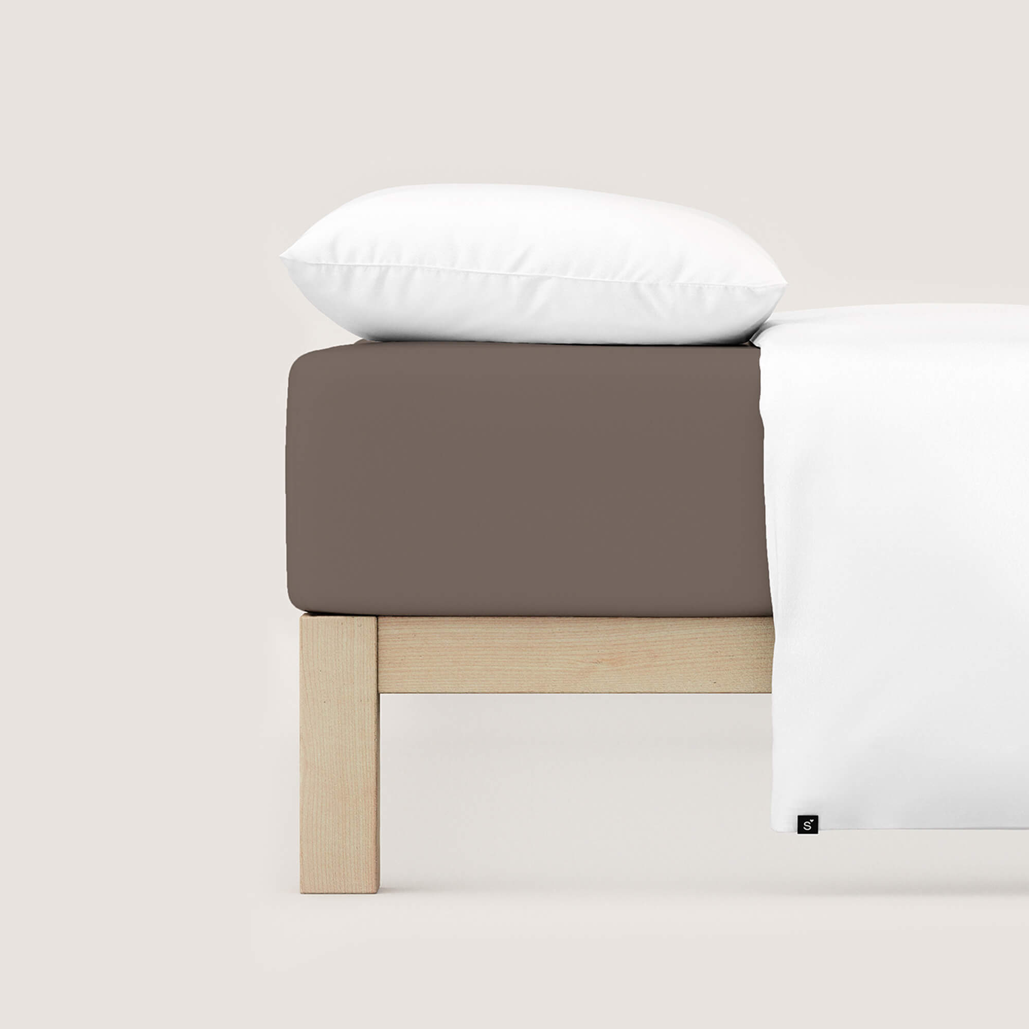 Spannbettlaken Casual sand deep auf Bett Spannbettlaken Casual von Schlafgut in Farbe sand deep aus 100% Bio-Baumwolle auf Bett mit Kissen und Decke