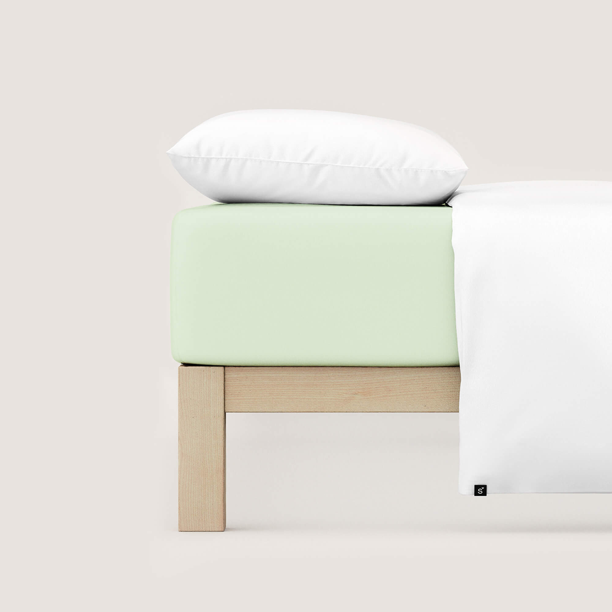 Spannbettlaken Premium green light auf Bett Spannbettlaken Premium von Schlafgut in Farbe green light aus 95% Bio-Baumwolle und 5% Elasthan auf Bett seitlich