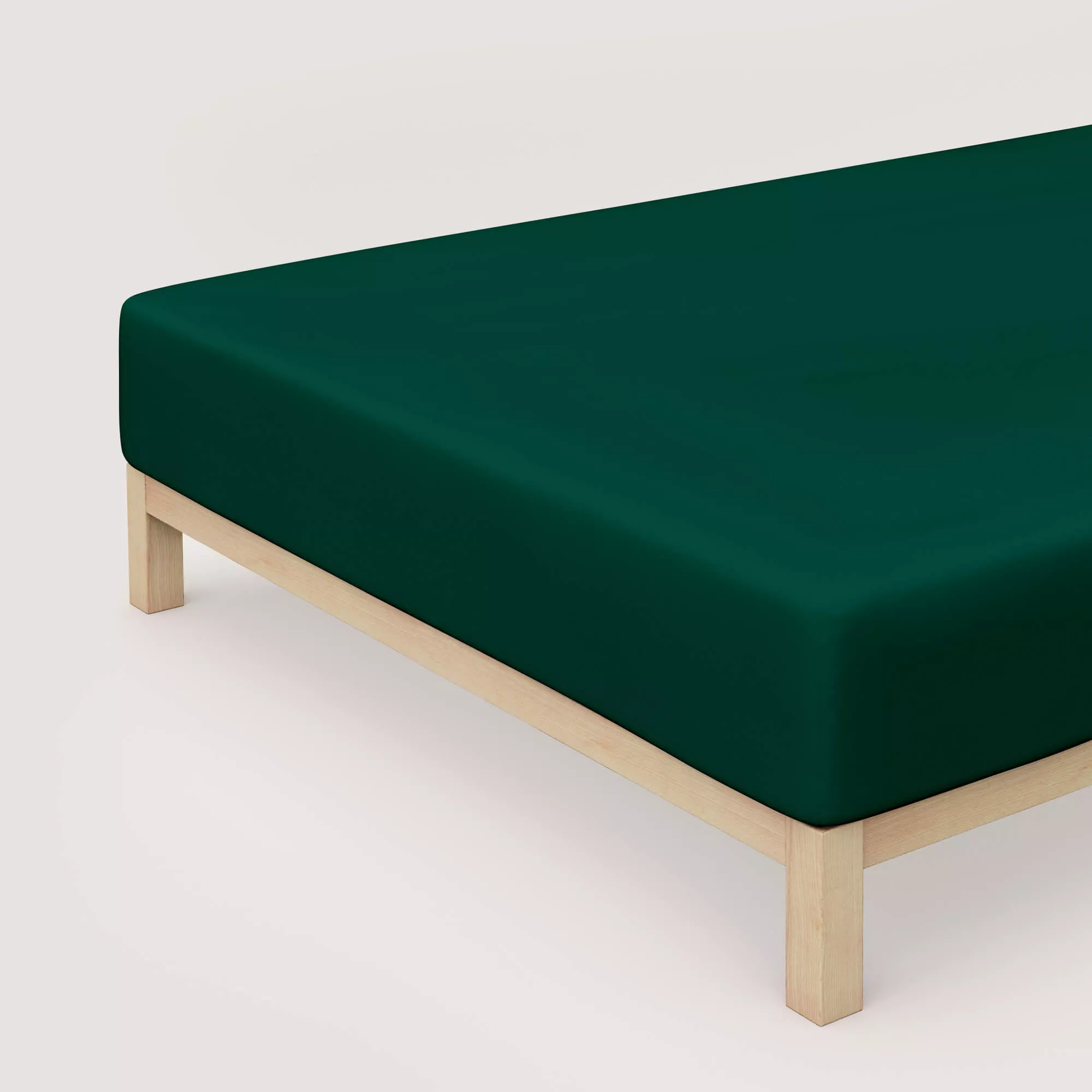 Spannbettlaken Pure Boxspring von Schlafgut in Farbe green deep aus 95% Bio-Baumwolle und 5% Elasthan auf Bett in Vogelperspektive