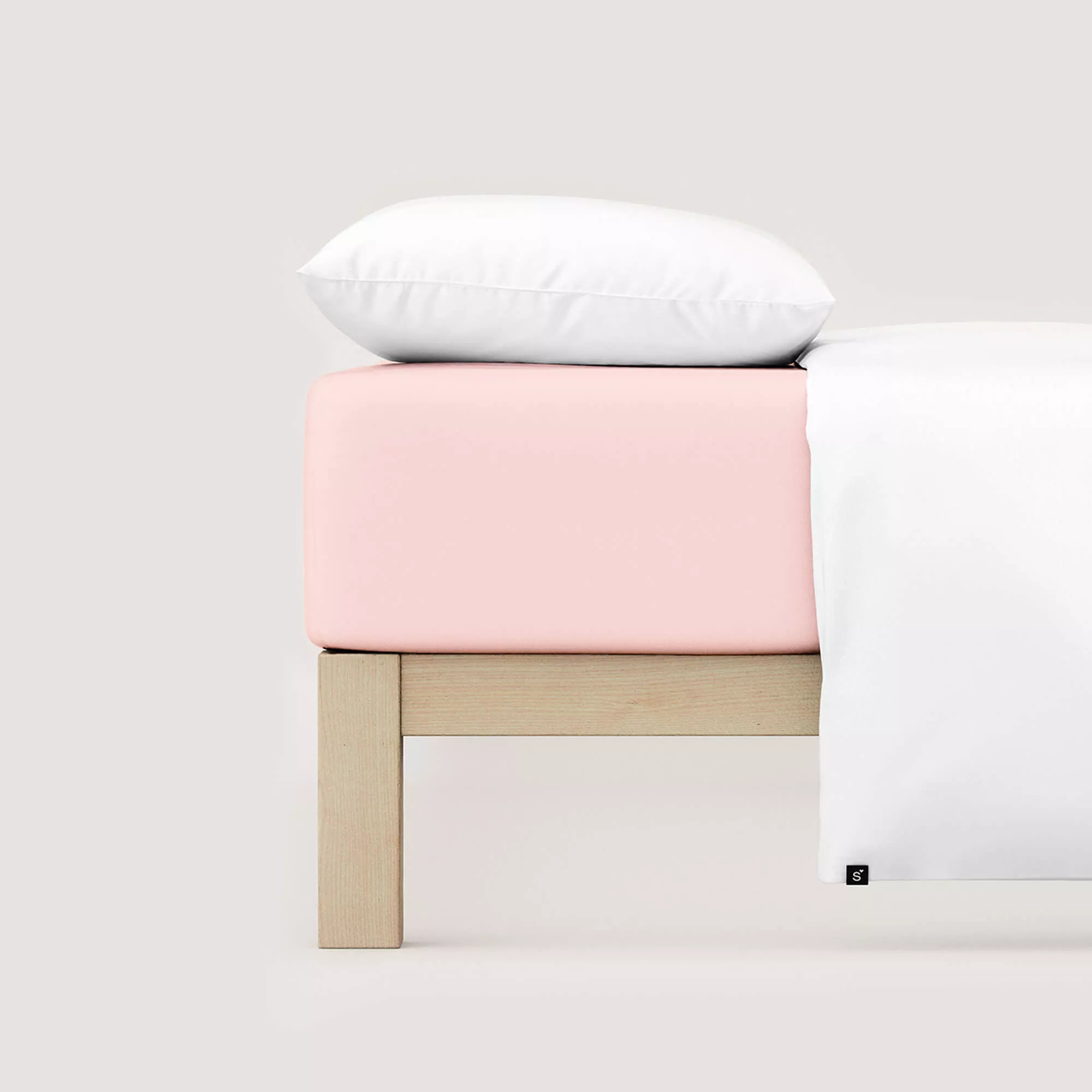 Spannbettlaken Casual von Schlafgut in Farbe purple light aus 100% Bio-Baumwolle auf Bett mit Kissen und Decke