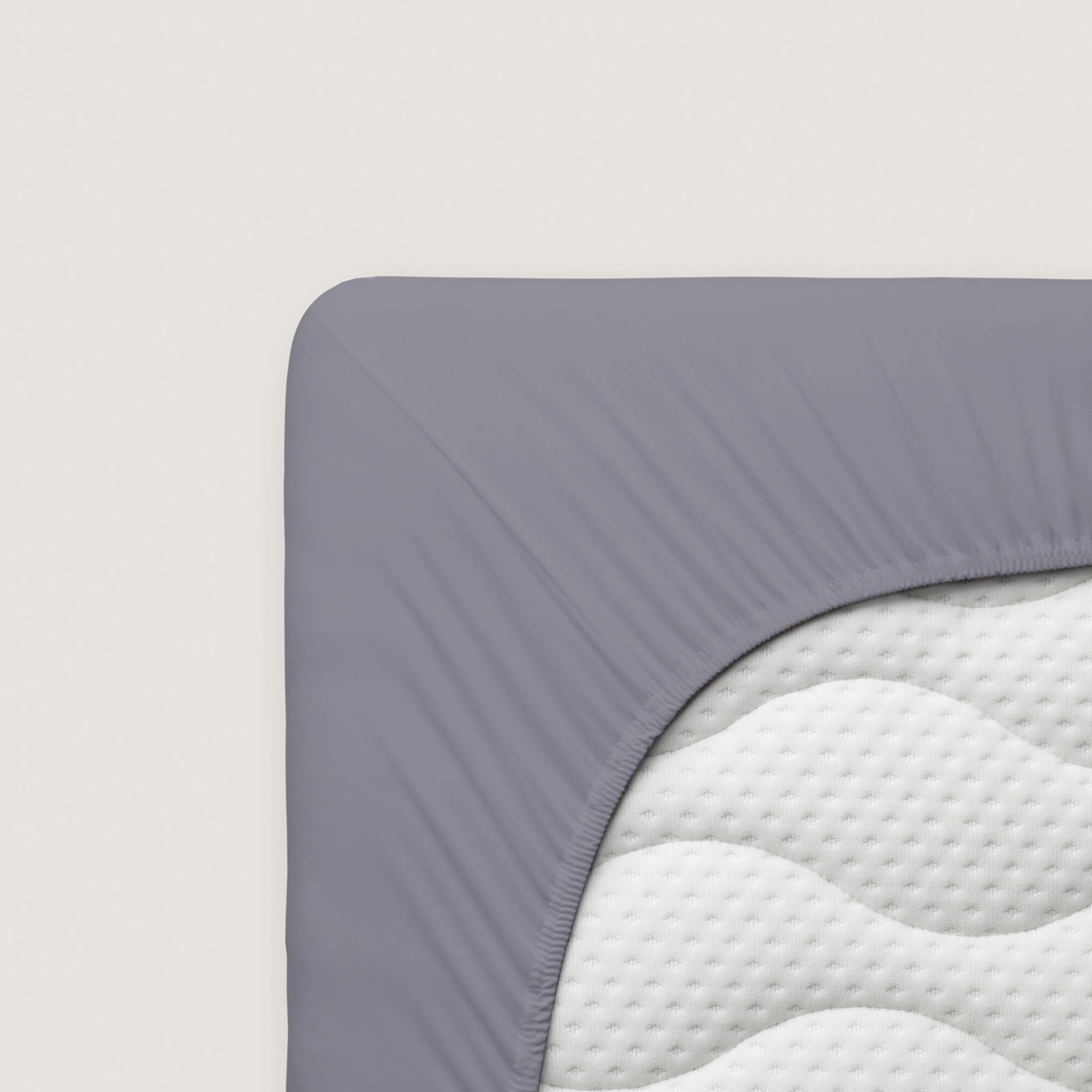 Spannbettlaken Casual von Schlafgut in Farbe grey mid aus 100% Bio-Baumwolle auf Matratze