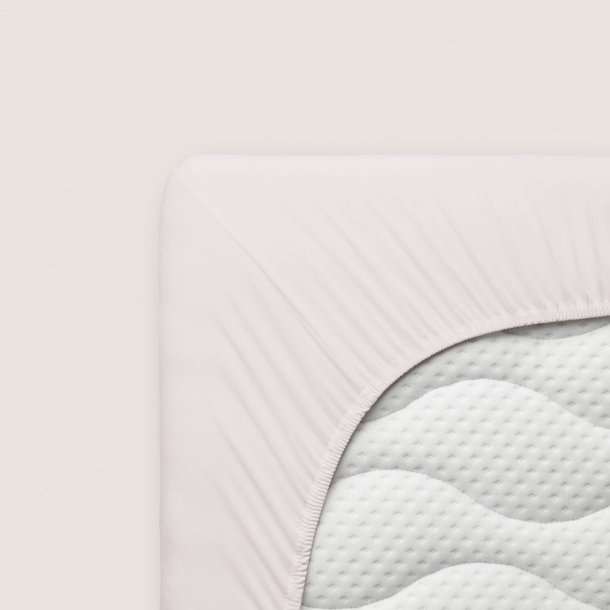 Spannbettlaken Premium von Schlafgut in Farbe sand light aus 95% Bio-Baumwolle und 5% Elasthan auf Matratze