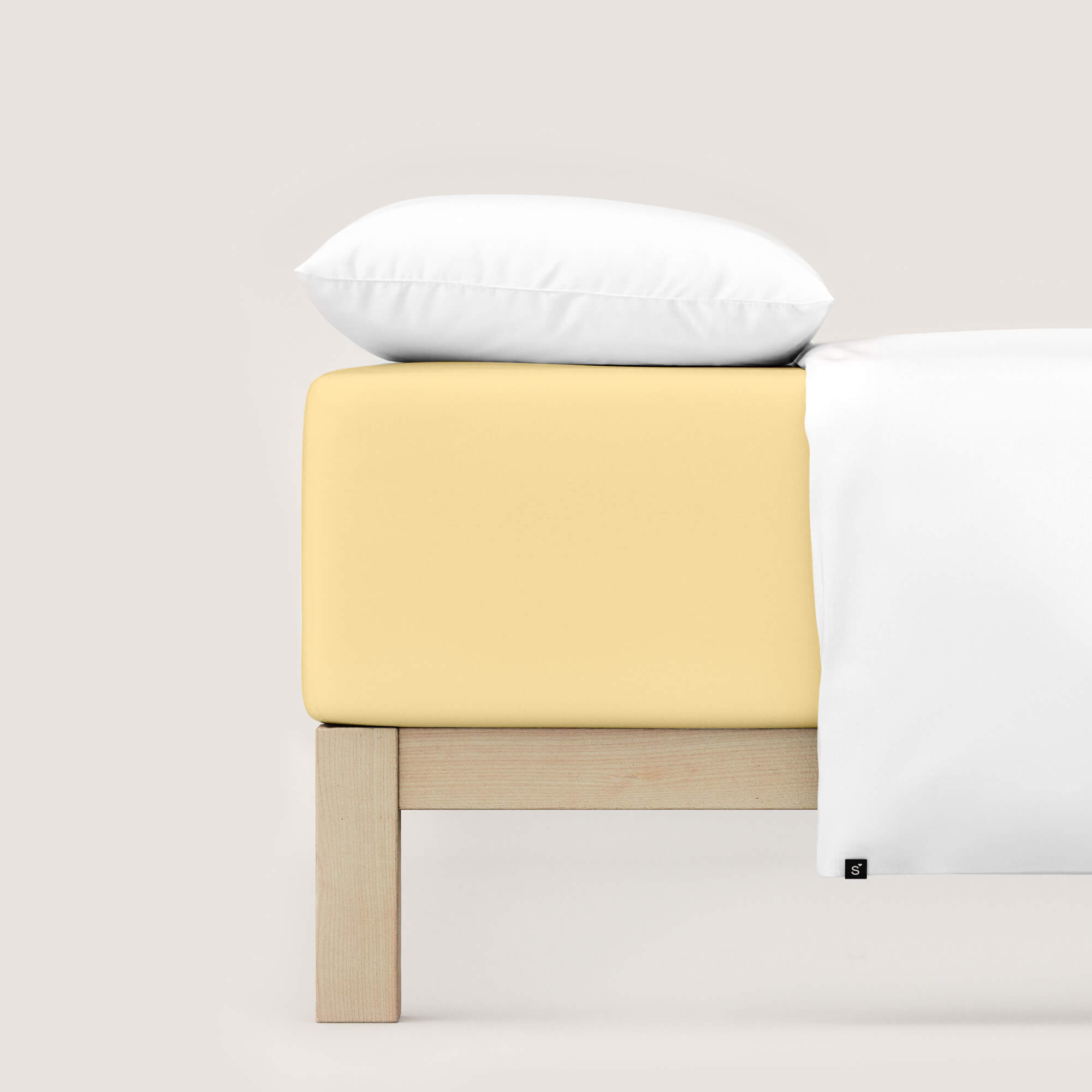 Spannbettlaken Pure Boxspring yellow mid auf Bett Spannbettlaken Pure Boxspring von Schlafgut in Farbe yellow mid aus 95% Bio-Baumwolle und 5% Elasthan auf Bett mit Kissen und Decke