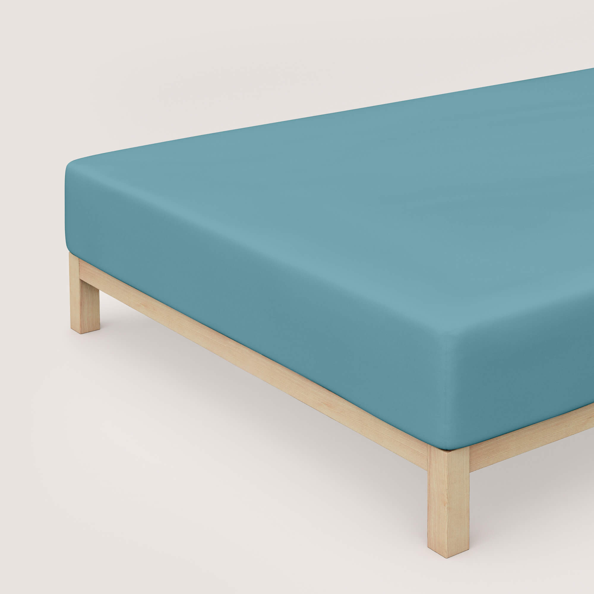 Spannbettlaken Pure Boxspring von Schlafgut in Farbe petrol mid aus 95% Bio-Baumwolle und 5% Elasthan auf Bett in Vogelperspektive
