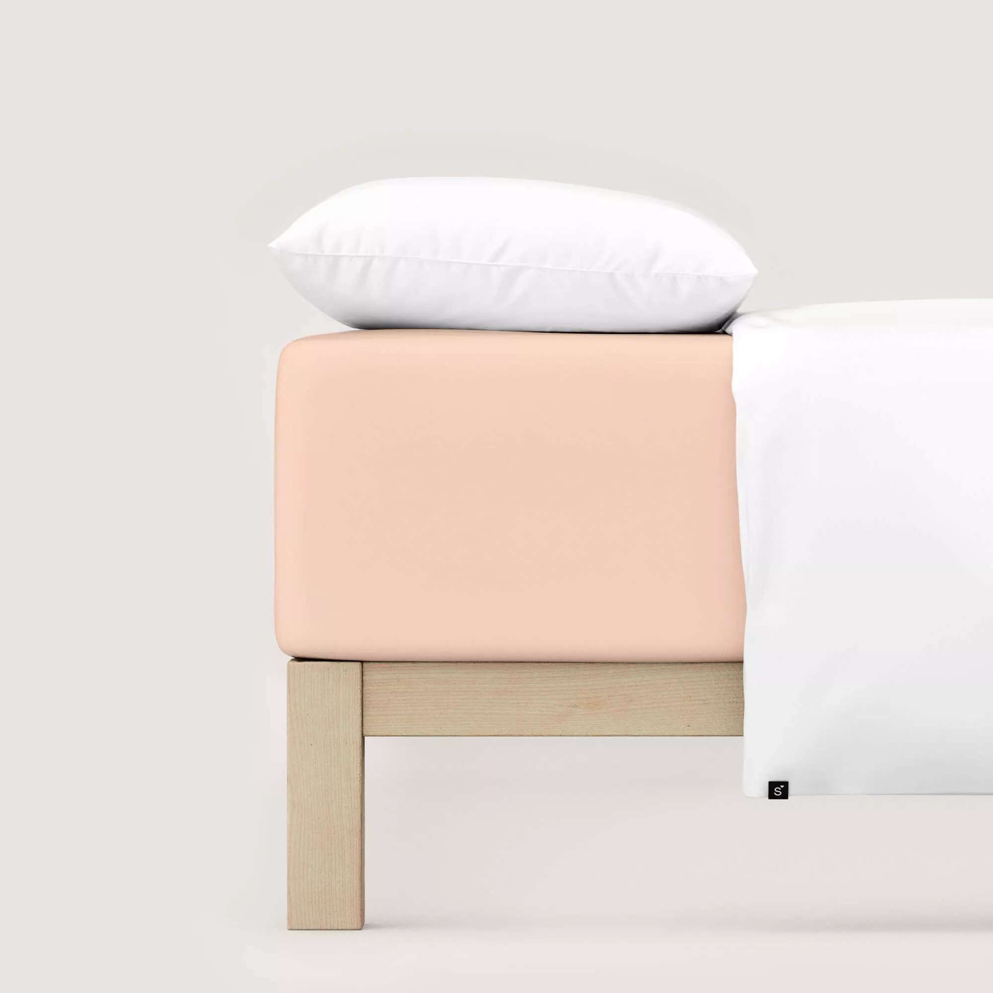 Spannbettlaken Pure Boxspring von Schlafgut in Farbe red light aus 95% Bio-Baumwolle und 5% Elasthan auf Bett mit Kissen und Decke