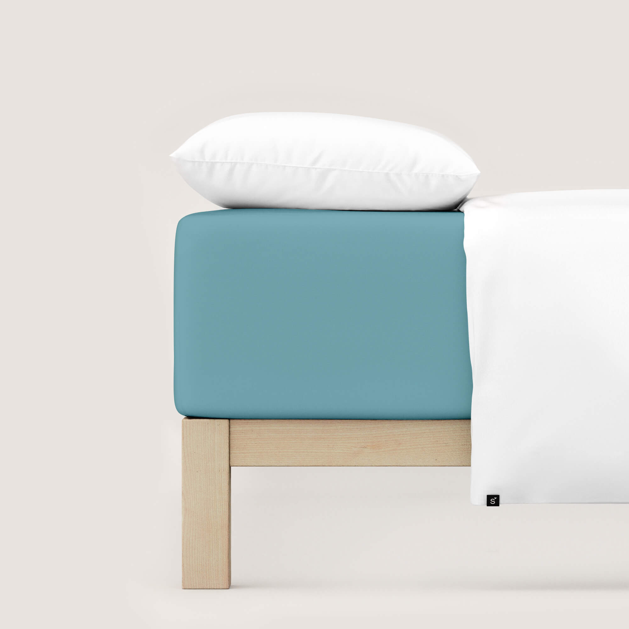 Spannbettlaken Pure Boxspring von Schlafgut in Farbe petrol mid aus 95% Bio-Baumwolle und 5% Elasthan auf Bett seitlich
