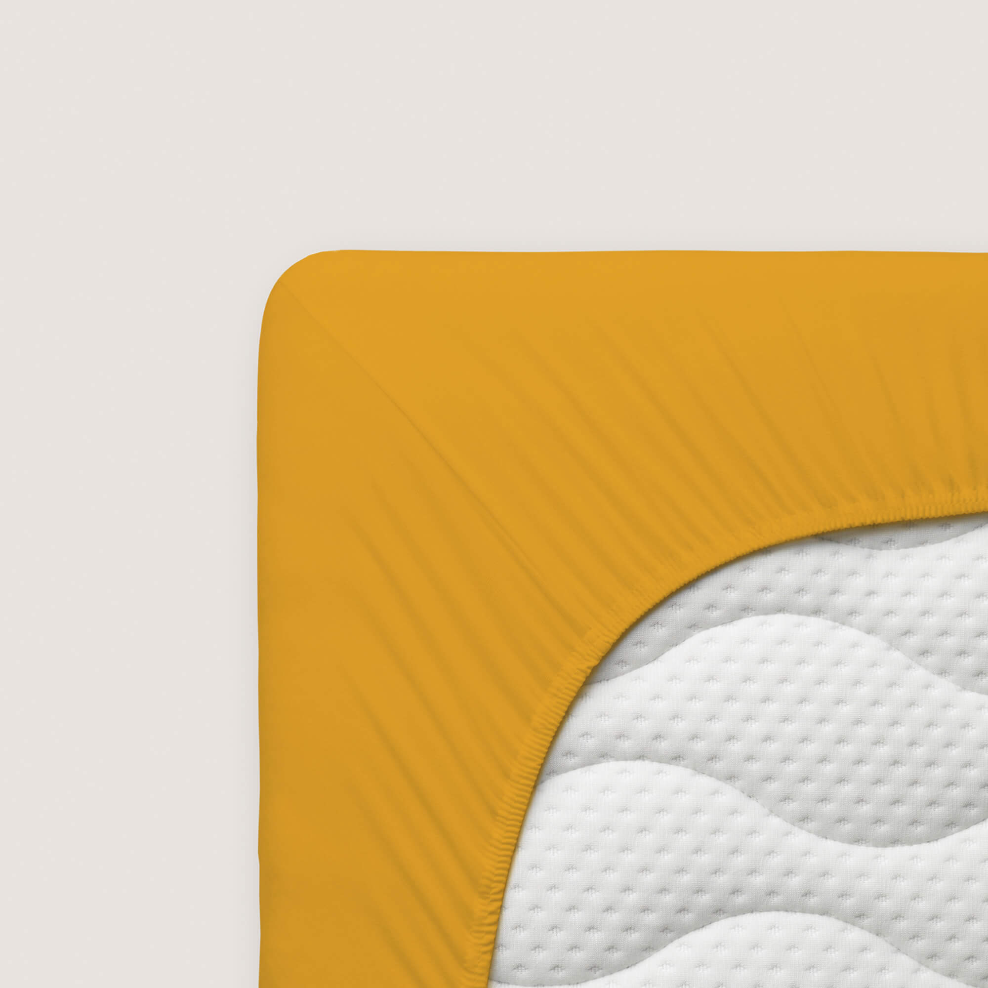 Spannbettlaken Pure Boxspring von Schlafgut in Farbe yellow deep aus 95% Bio-Baumwolle und 5% Elasthan auf Matratze