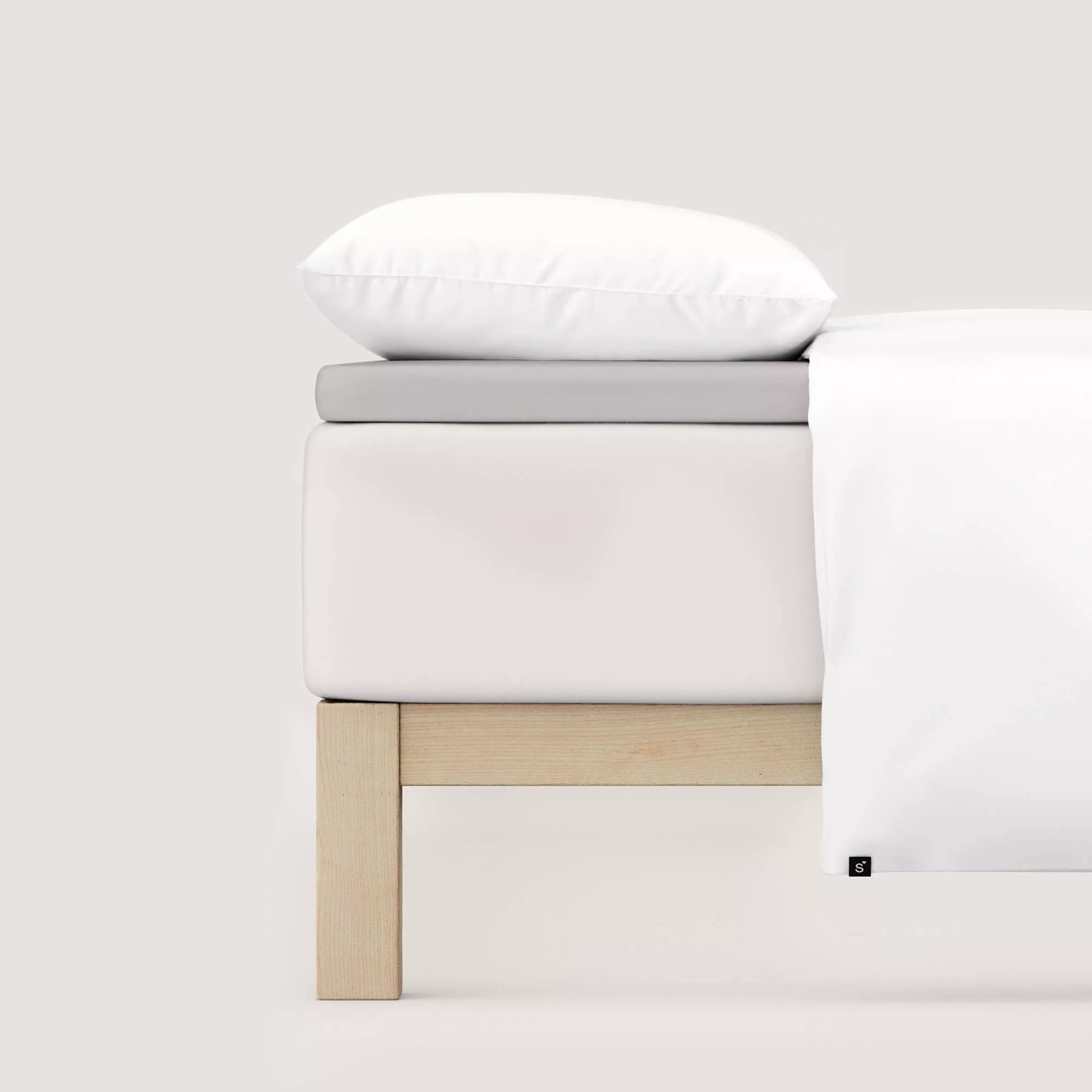 Spannbettlaken Pure Topper von Schlafgut in Farbe grey light aus 95% Bio-Baumwolle und 5% Elasthan auf Bett seitlich#