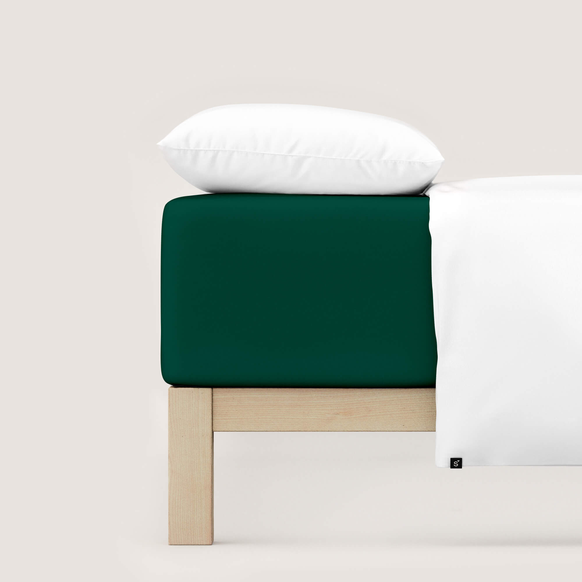Spannbettlaken Pure Boxspring green deep auf Bett Spannbettlaken Pure Boxspring von Schlafgut in Farbe green deep aus 95% Bio-Baumwolle und 5% Elasthan auf Bett seitlich