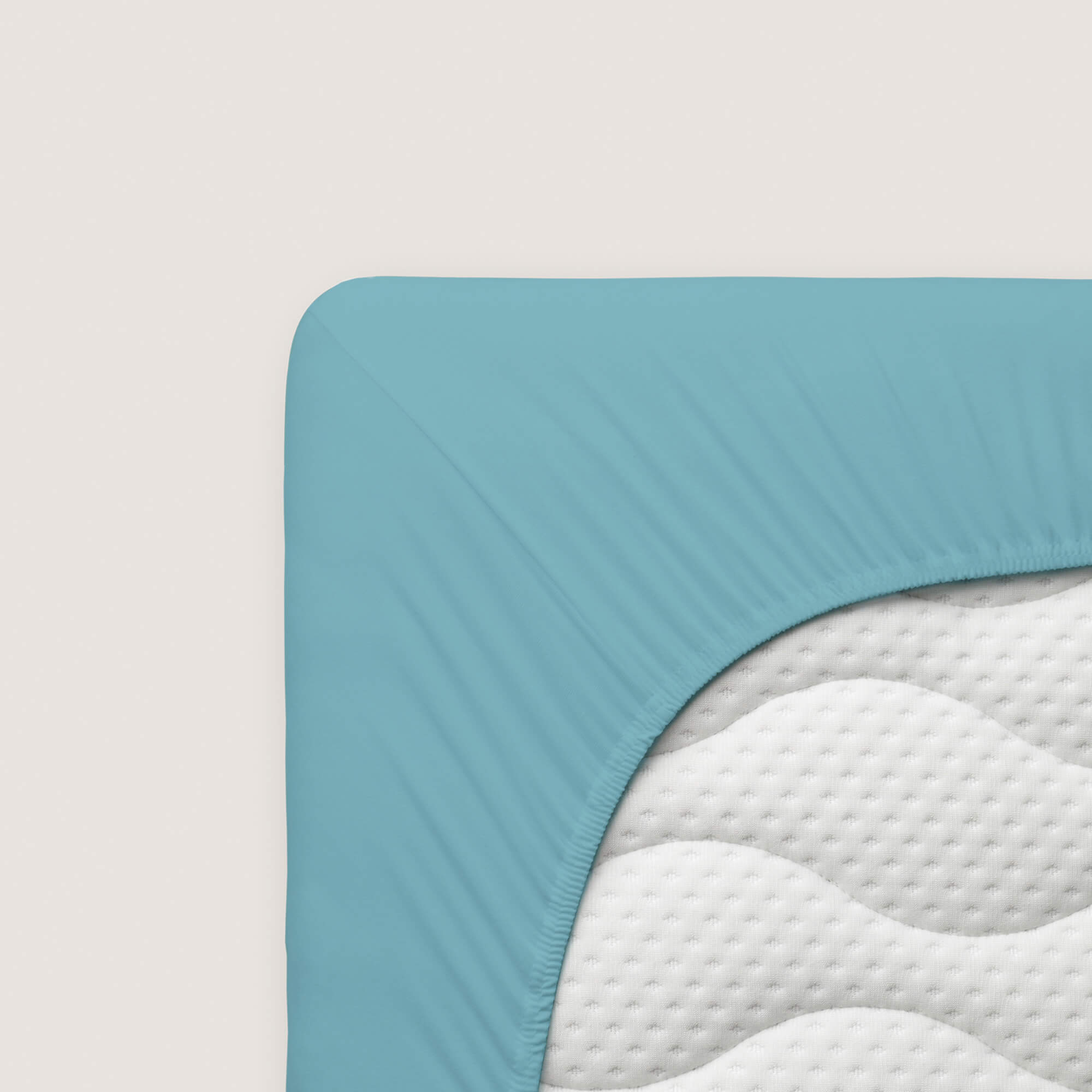 Spannbettlaken Pure Boxspring von Schlafgut in Farbe petrol mid aus 95% Bio-Baumwolle und 5% Elasthan auf Matratze