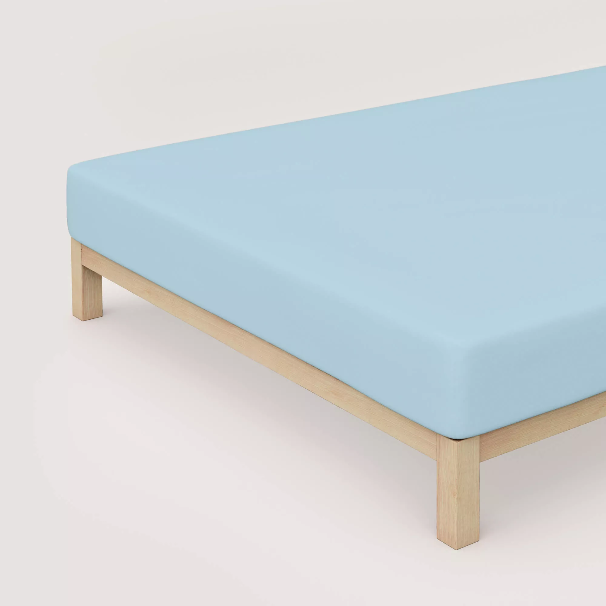 Spannbettlaken Premium von Schlafgut in Farbe blue light aus 95% Bio-Baumwolle und 5% Elasthan auf Bett in Vogelperspektive