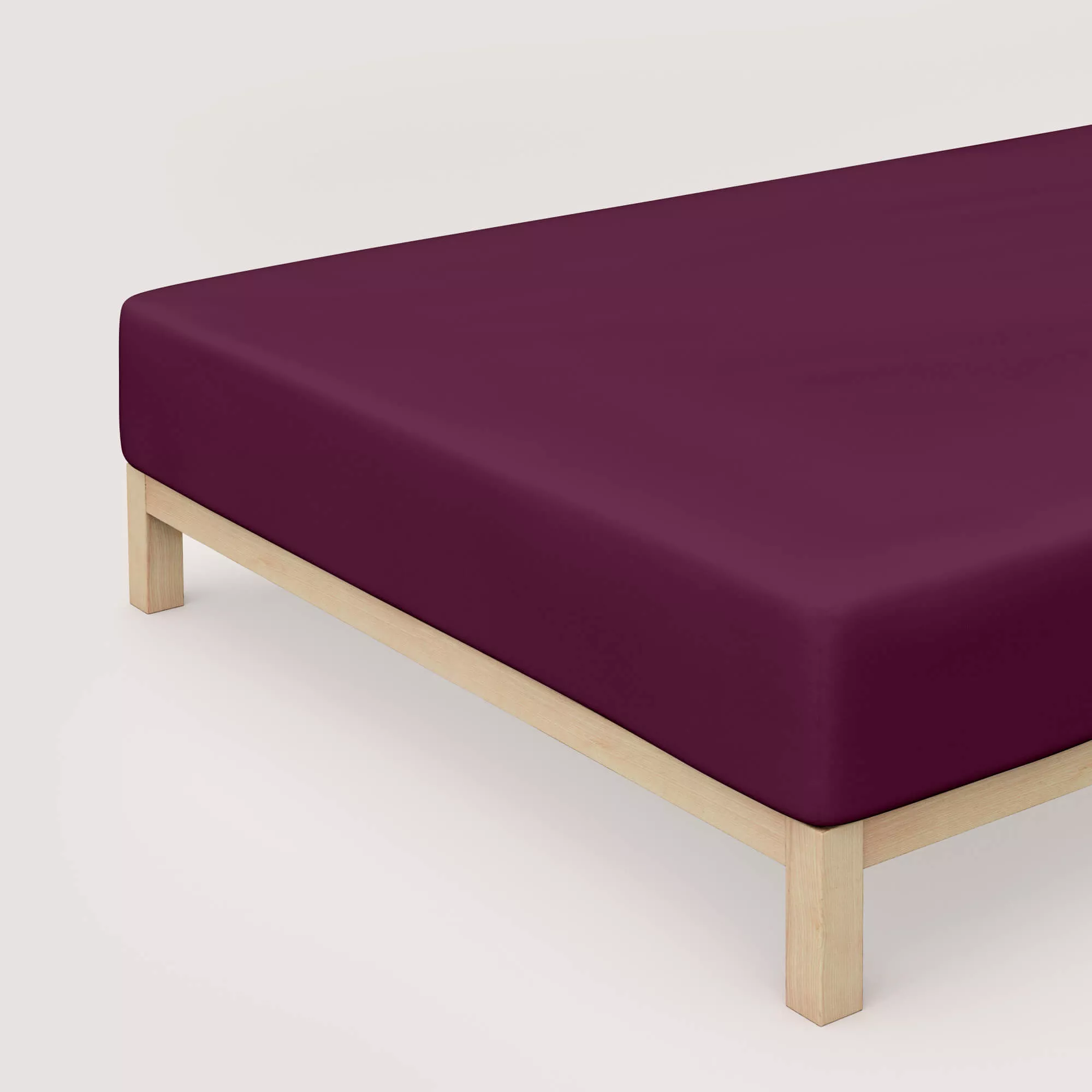 Spannbettlaken Pure Boxspring von Schlafgut in Farbe purple deep aus 95% Bio-Baumwolle und 5% Elasthan auf Bett in Vogelperspektive