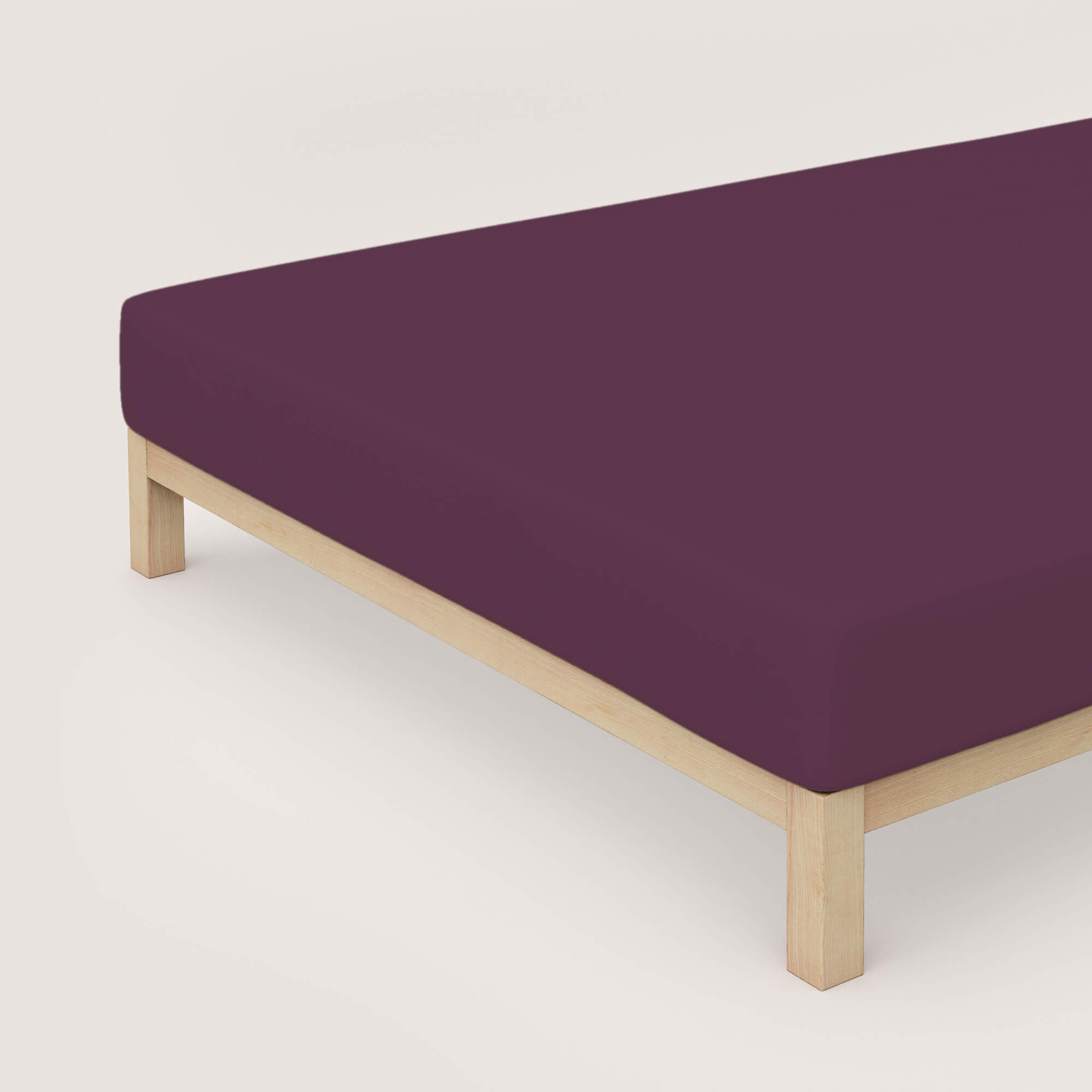 Spannbettlaken Premium von Schlafgut in Farbe purple deep aus 95% Bio-Baumwolle und 5% Elasthan auf Bett in Vogelperspektive