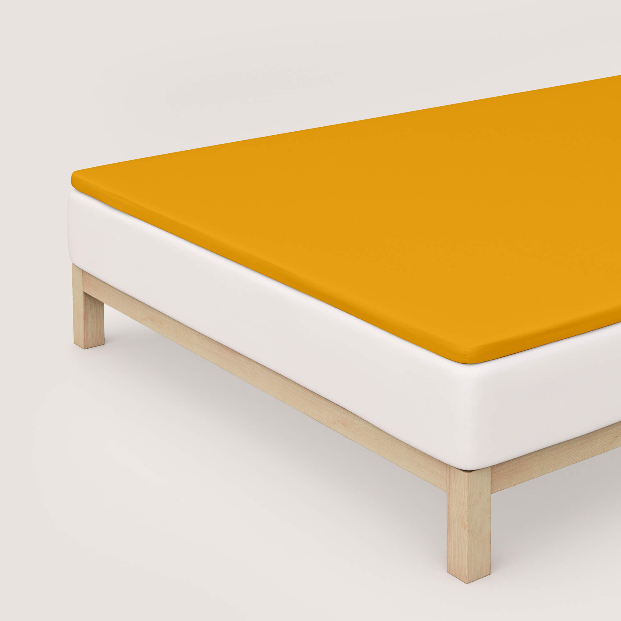 Spannbettlaken Pure Topper yellow deep auf Bett Spannbettlaken Pure Topper von Schlafgut in Farbe yellow deep aus 95% Bio-Baumwolle und 5% Elasthan auf Bett in Vogelperspektive