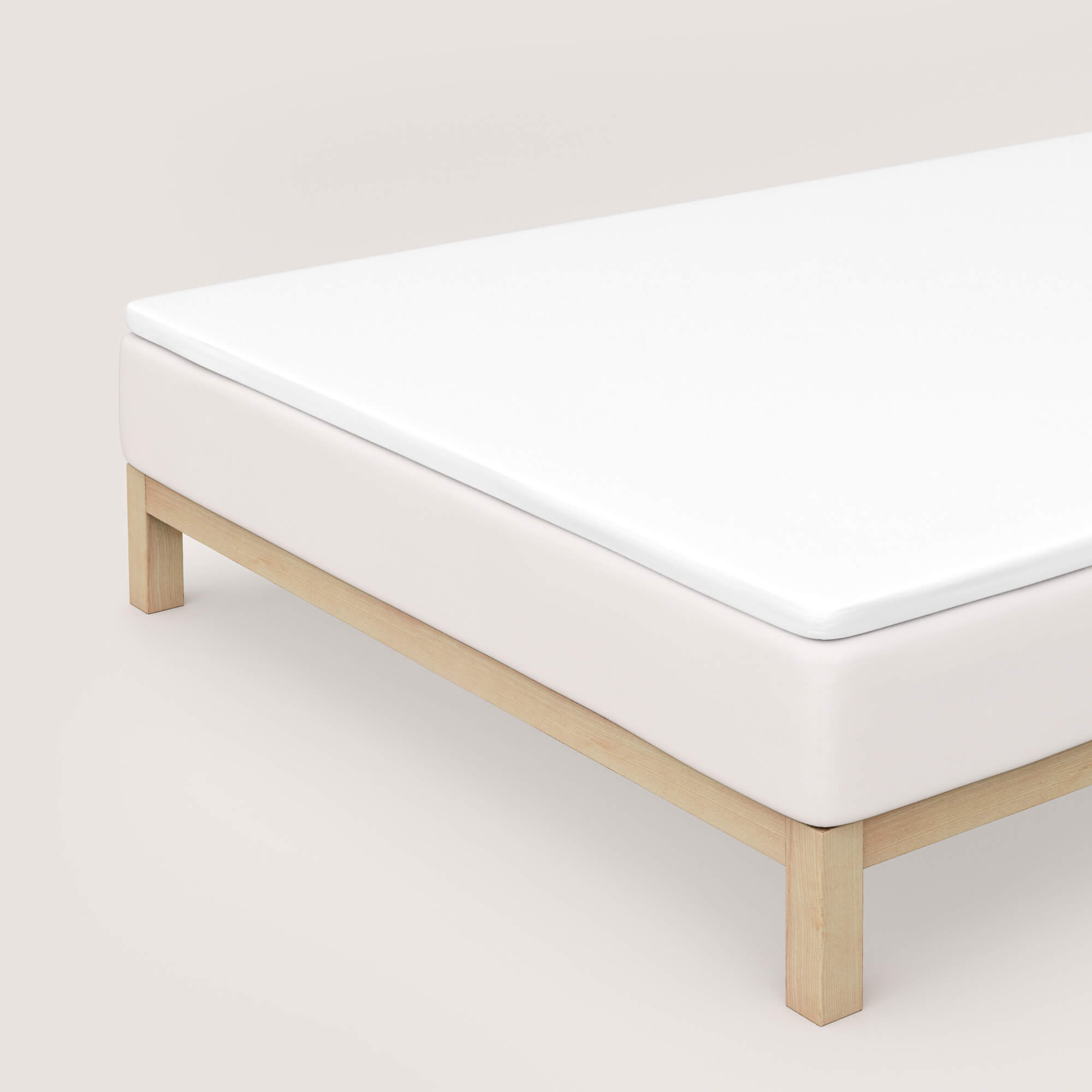 Spannbettlaken Pure Topper full-white auf Bett Spannbettlaken Pure Topper von Schlafgut in Farbe full-white aus 95% Bio-Baumwolle und 5% Elasthan auf Bett in Vogelperspektive