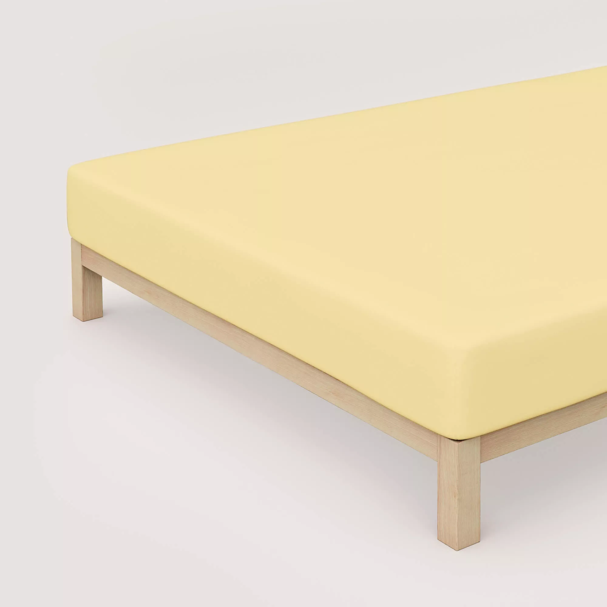 Spannbettlaken Pure von Schlafgut in Farbe yellow mid aus 95% Bio-Baumwolle und 5% Elasthan auf Bett in Vogelperspektive