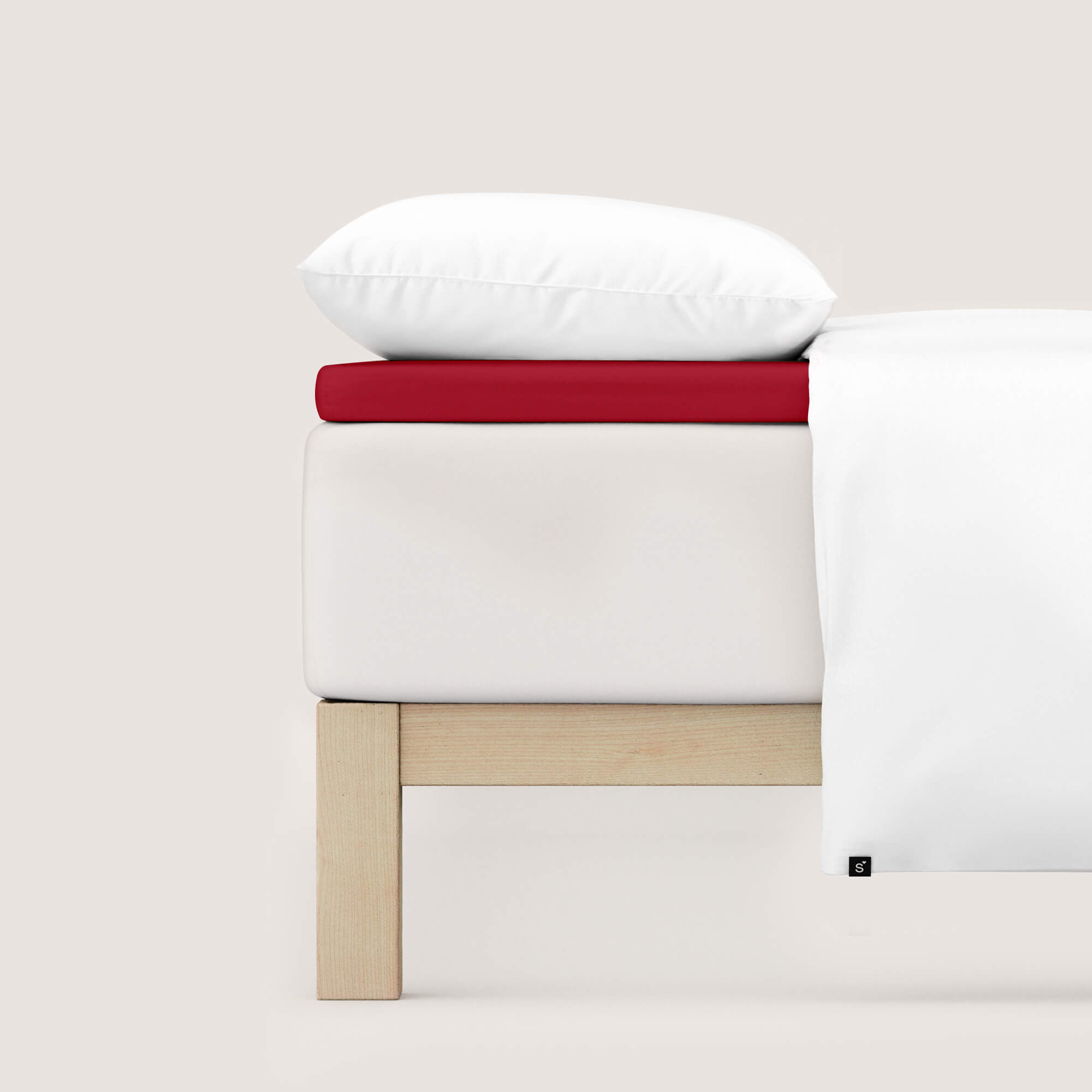 Spannbettlaken Pure Topper red deep auf Bett Spannbettlaken Pure Topper von Schlafgut in Farbe red deep aus 95% Bio-Baumwolle und 5% Elasthan auf Bett seitlich