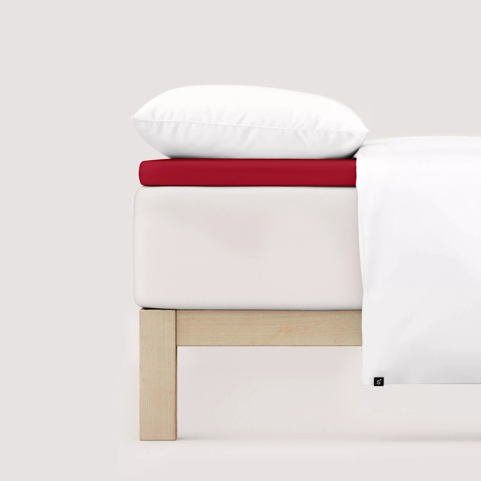 Spannbettlaken Pure Topper von Schlafgut in Farbe red deep aus 95% Bio-Baumwolle und 5% Elasthan auf Bett seitlich