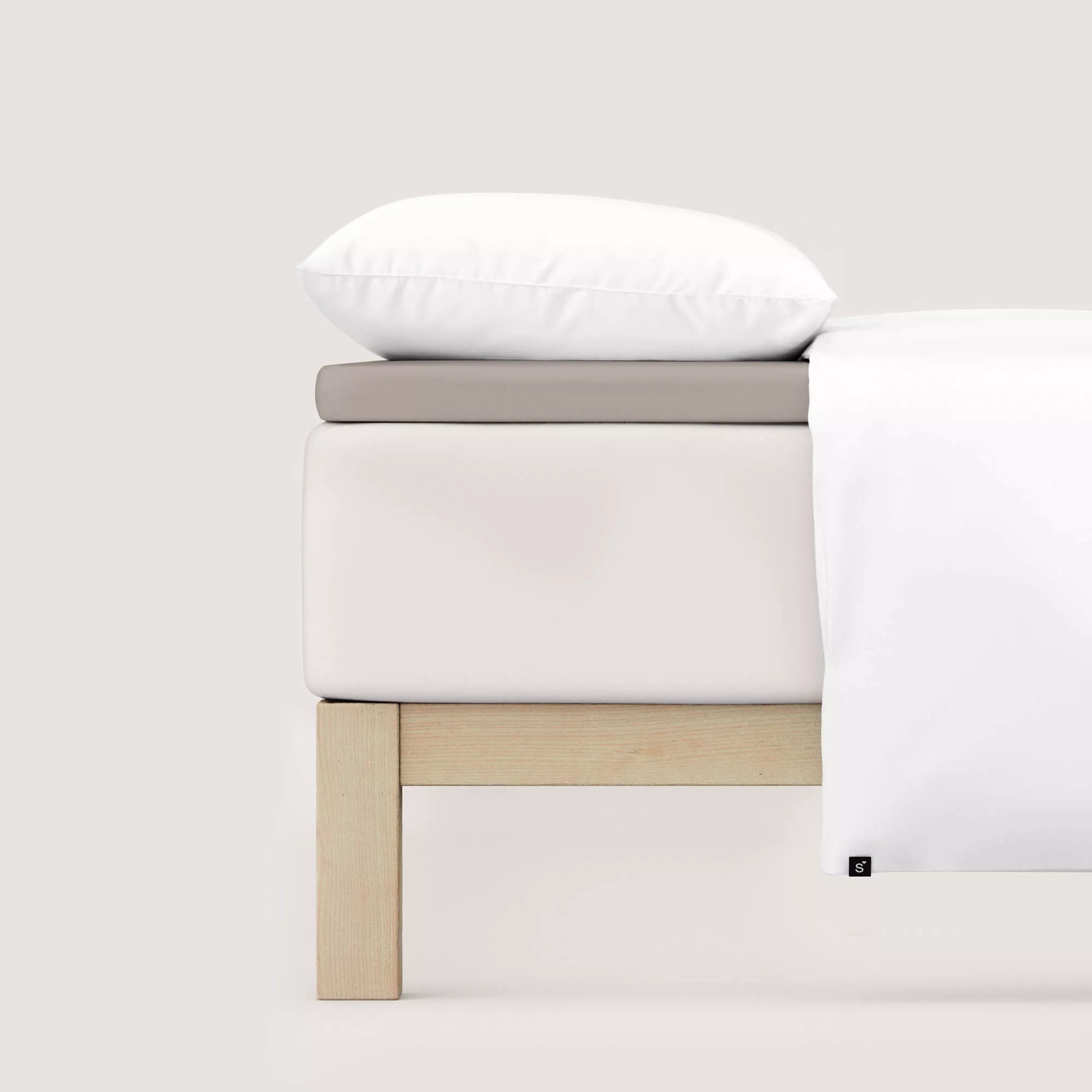 Spannbettlaken Pure Topper von Schlafgut in Farbe sand mid aus 95% Bio-Baumwolle und 5% Elasthan auf Bett seitlich