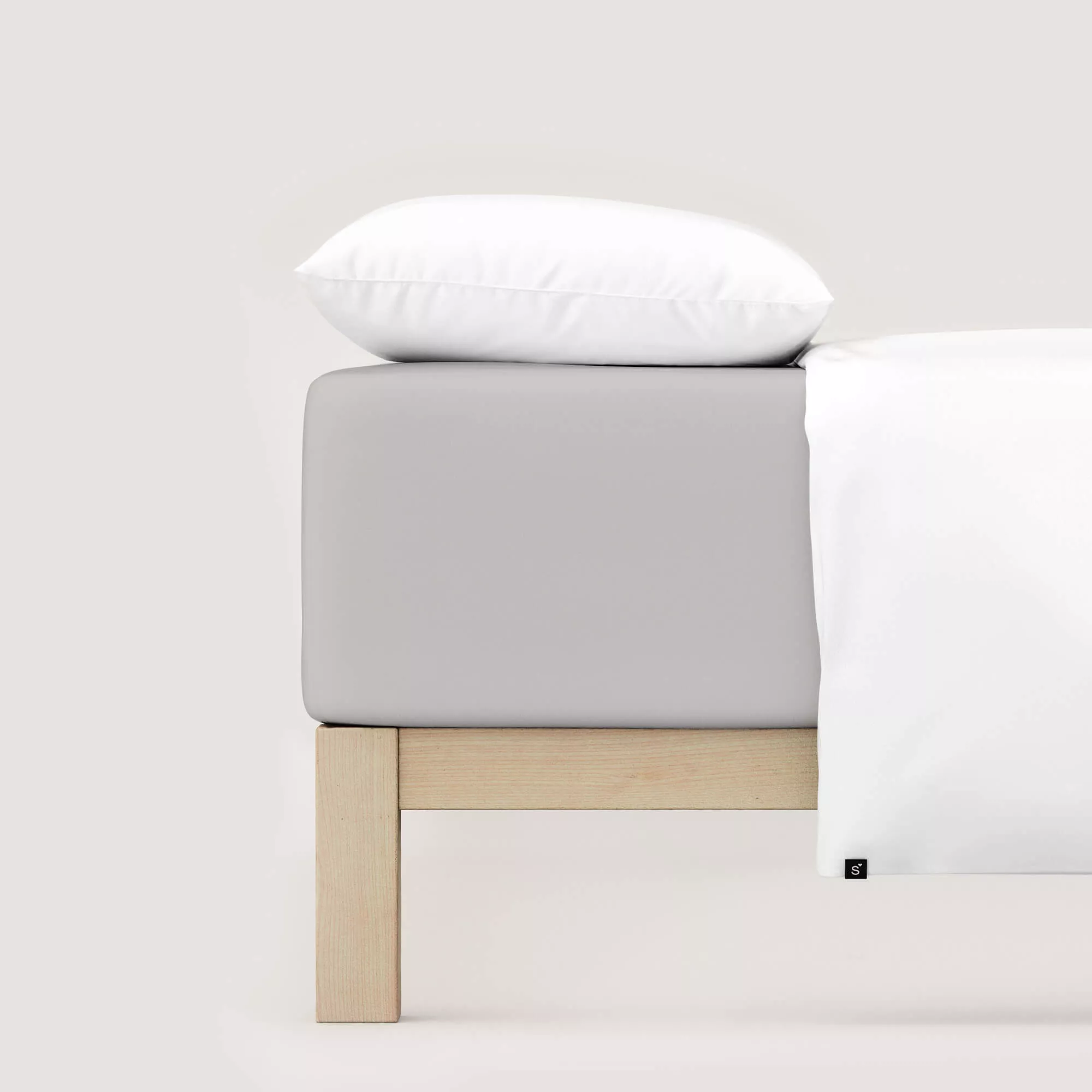 Spannbettlaken Pure Boxspring von Schlafgut in Farbe grey light aus 95% Bio-Baumwolle und 5% Elasthan auf Bett seitlich