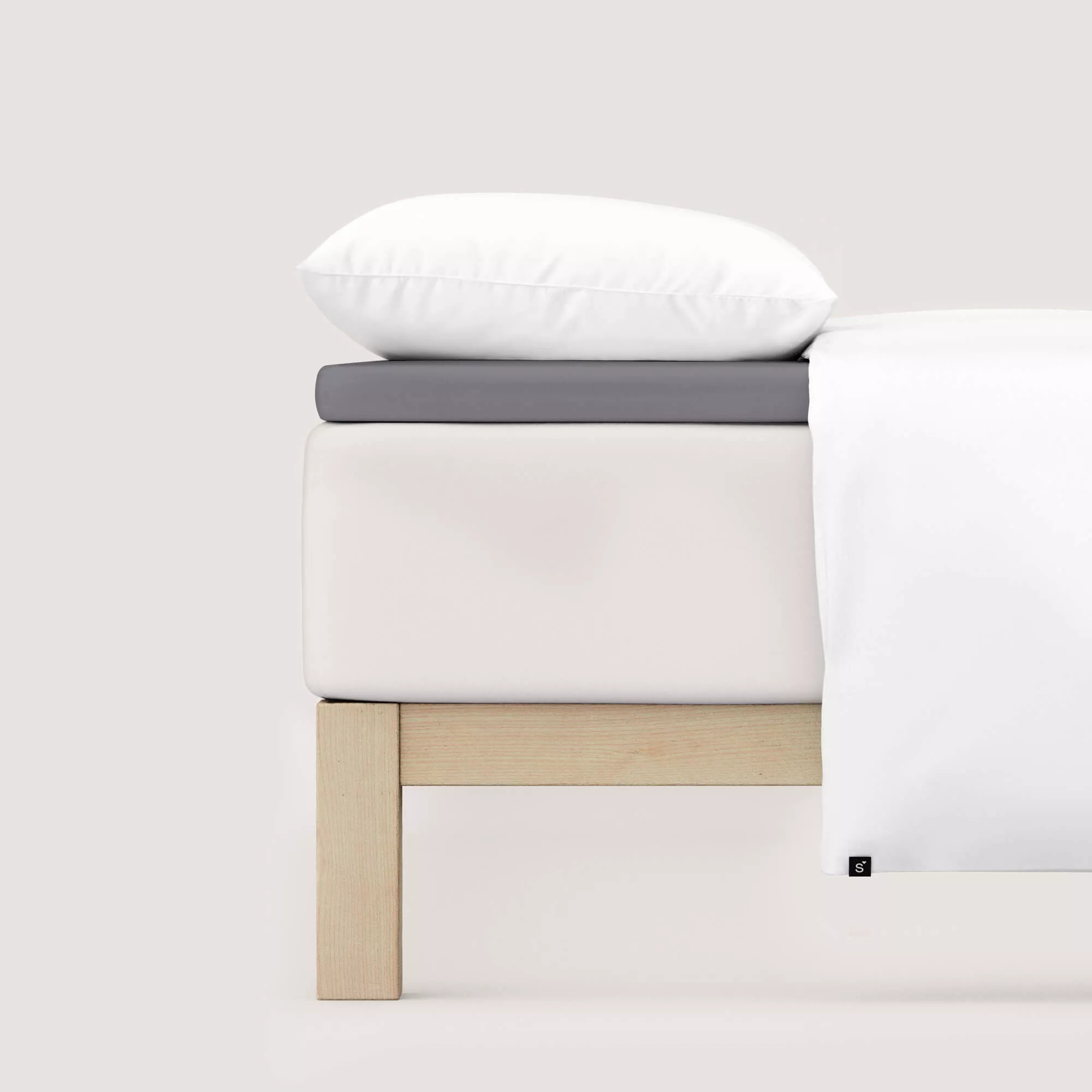 Spannbettlaken Pure Topper von Schlafgut in Farbe grey mid aus 95% Bio-Baumwolle und 5% Elasthan auf Bett seitlich