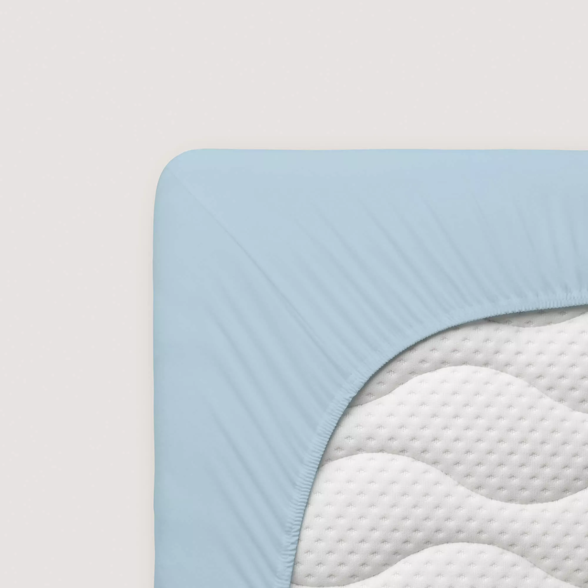 Spannbettlaken Premium von Schlafgut in Farbe blue light aus 95% Bio-Baumwolle und 5% Elasthan auf Matratze
