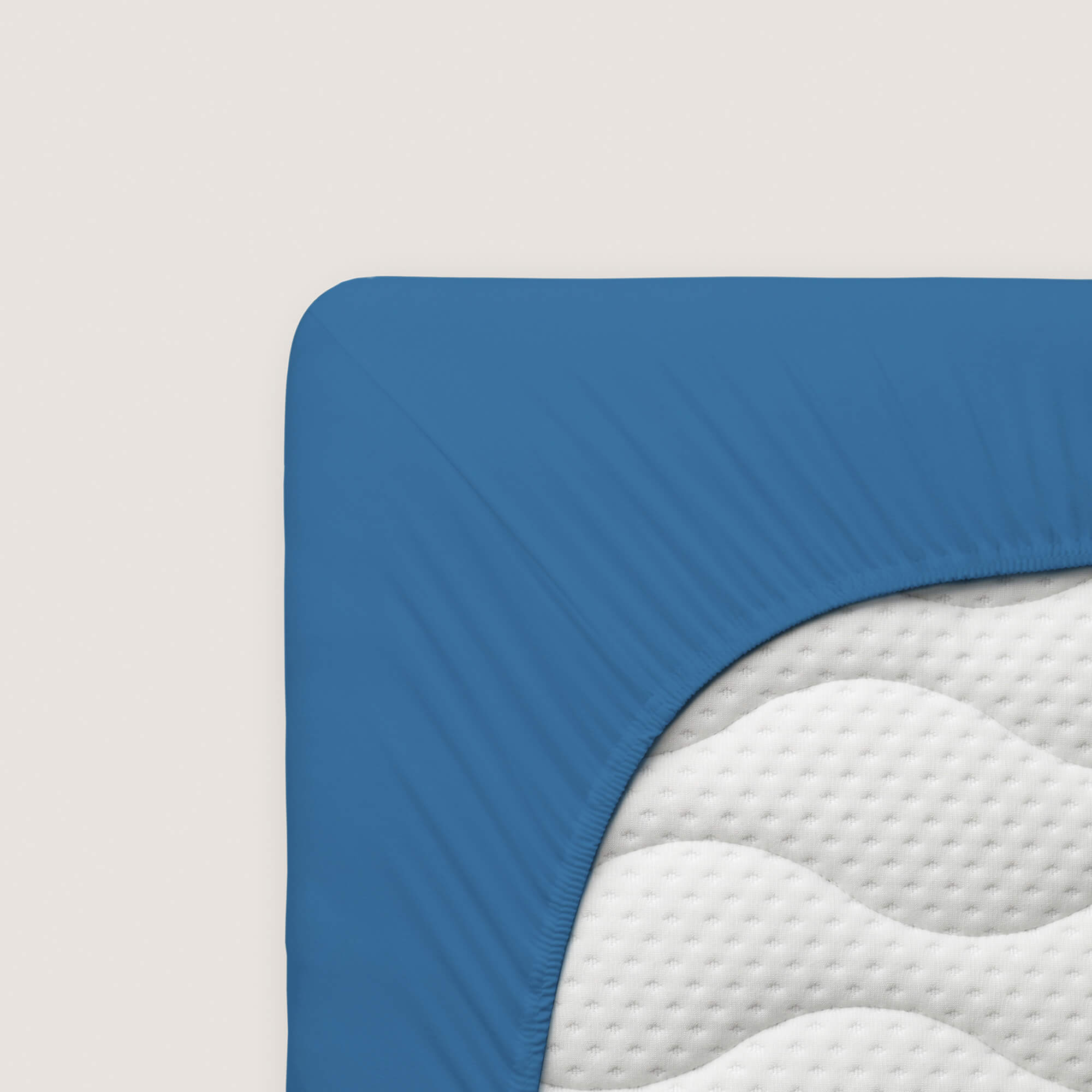 Spannbettlaken Pure Boxspring von Schlafgut in Farbe blue mid aus 95% Bio-Baumwolle und 5% Elasthan auf Matratze