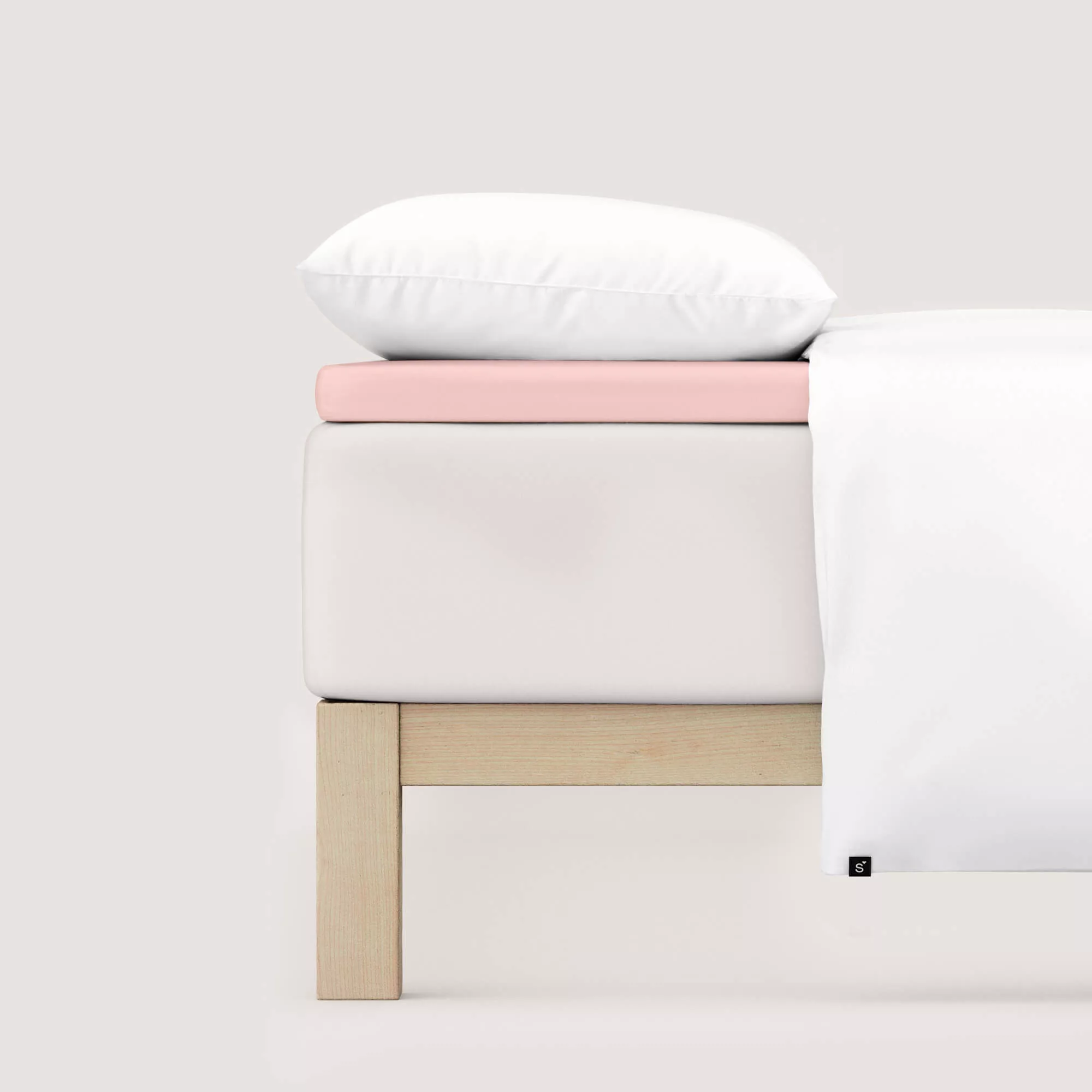 Spannbettlaken Pure Topper von Schlafgut in Farbe purple light aus 95% Bio-Baumwolle und 5% Elasthan auf Bett seitlich